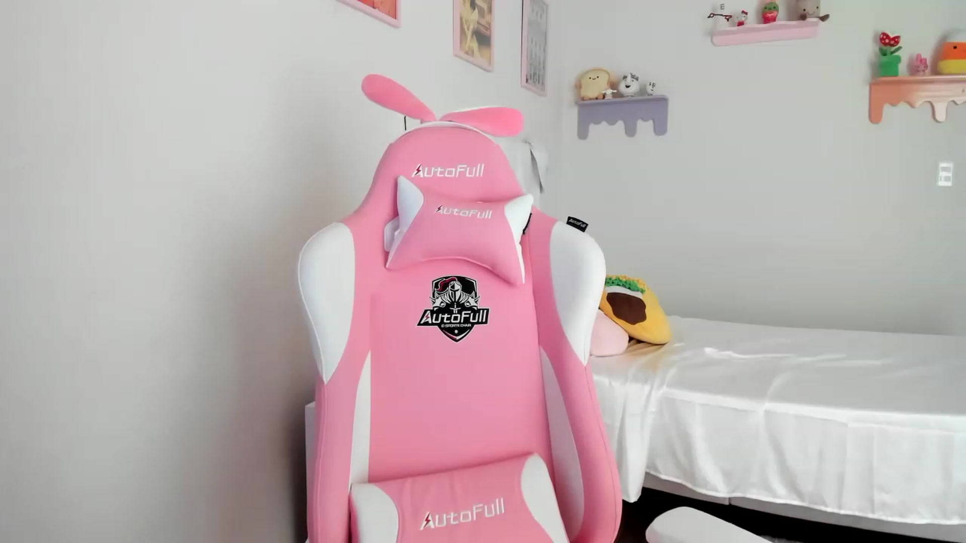 Gallery image thumbnail from Cherrycute666's myfreecams stream on, 07/06/2023, 21:35 image 11 of 20
