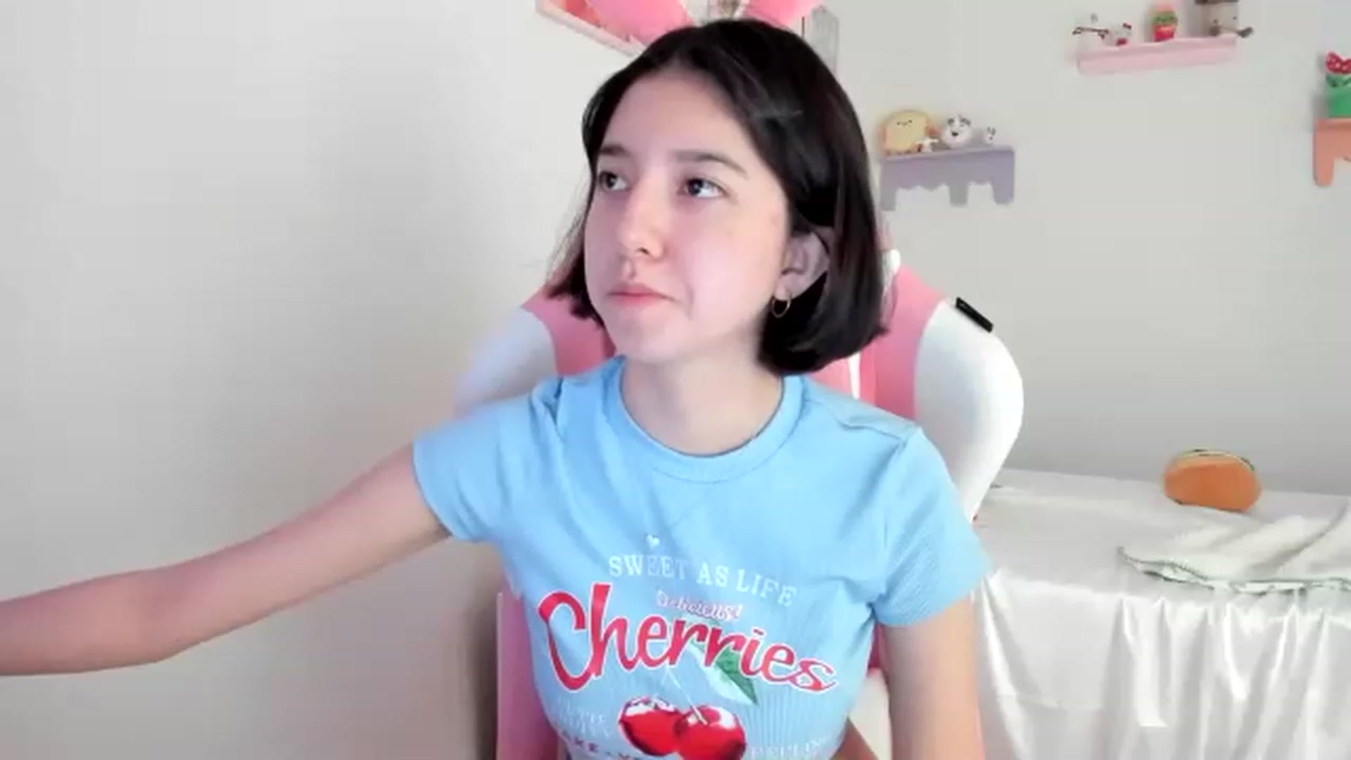 Gallery image thumbnail from Cherrycute666's myfreecams stream on, 07/08/2023, 18:09 image 1 of 20