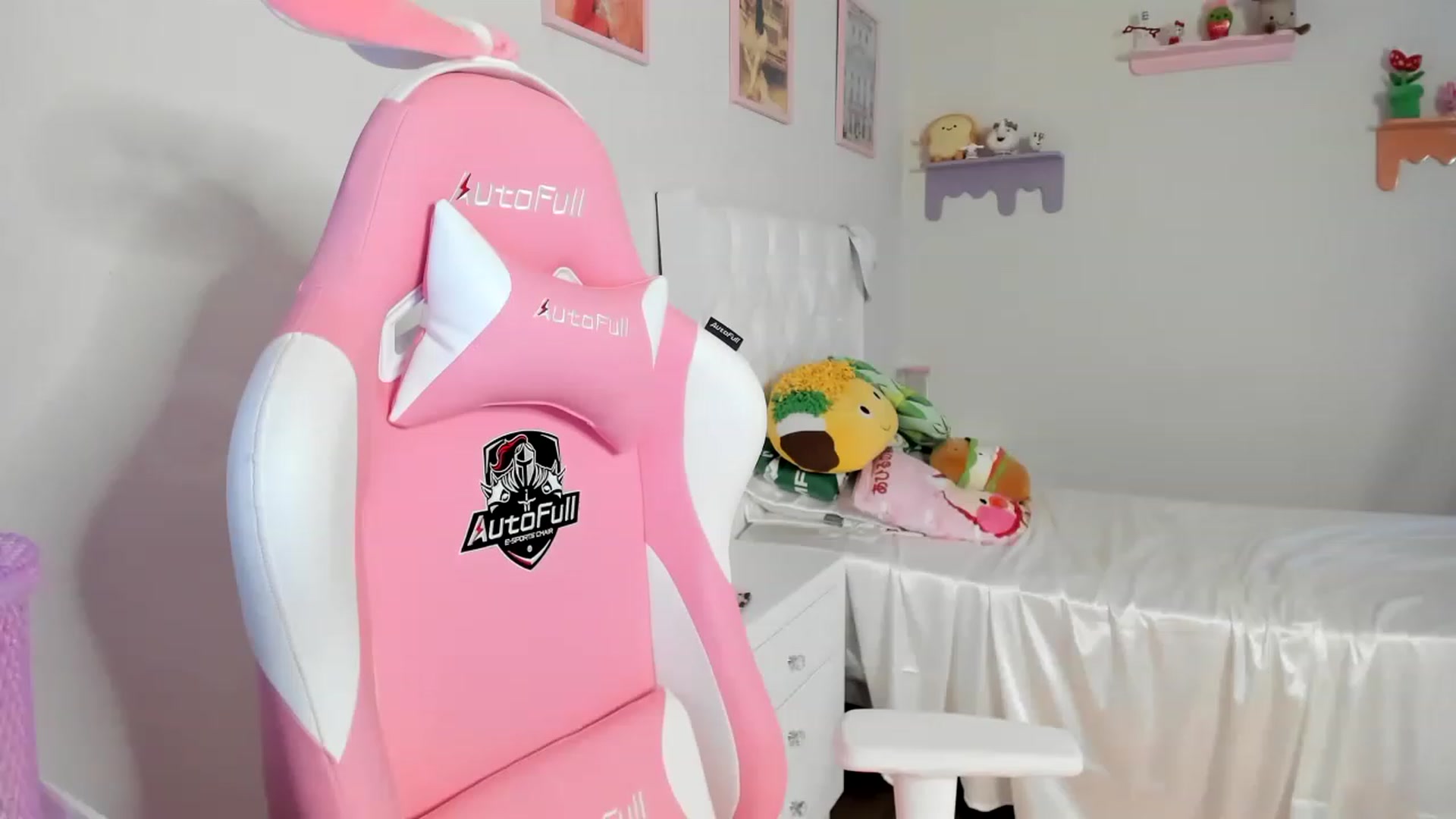 Gallery image thumbnail from Cherrycute666's myfreecams stream on, 07/09/2023, 04:09 image 14 of 20