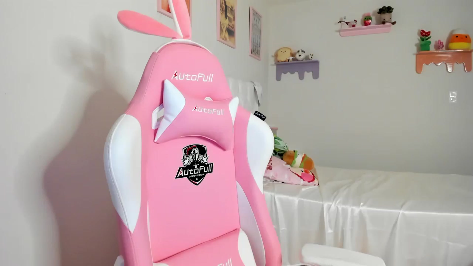 Gallery image thumbnail from Cherrycute666's myfreecams stream on, 07/10/2023, 24:02 image 5 of 20