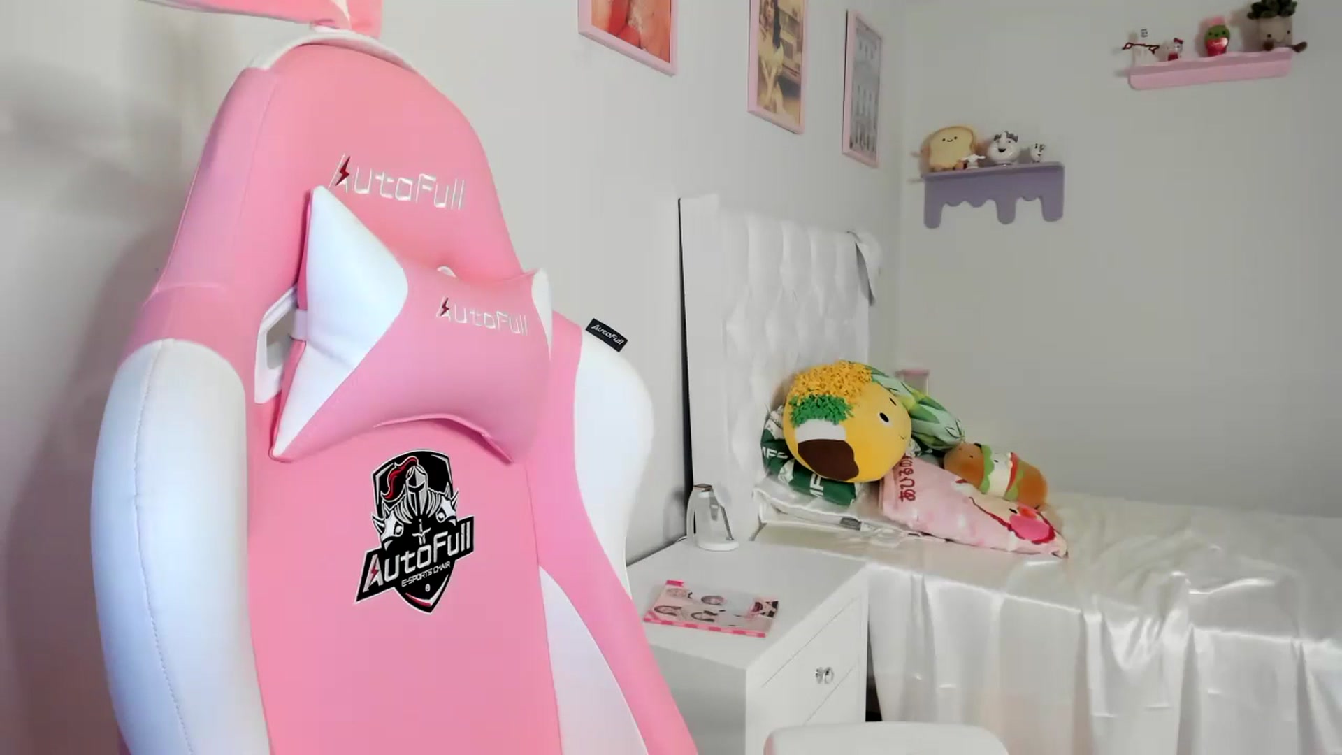 Gallery image thumbnail from Cherrycute666's myfreecams stream on, 07/10/2023, 01:30 image 5 of 20