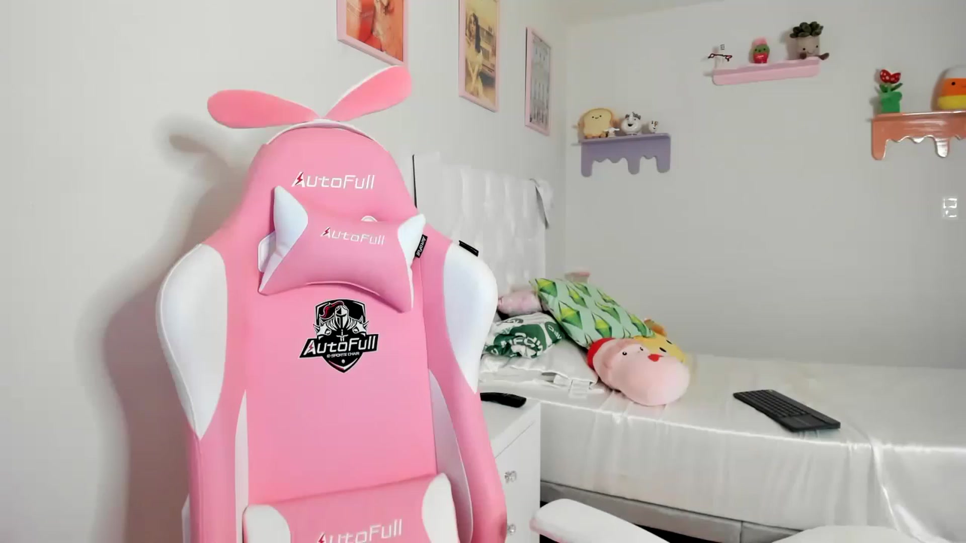 Gallery image thumbnail from Cherrycute666's myfreecams stream on, 07/12/2023, 03:06 image 12 of 20