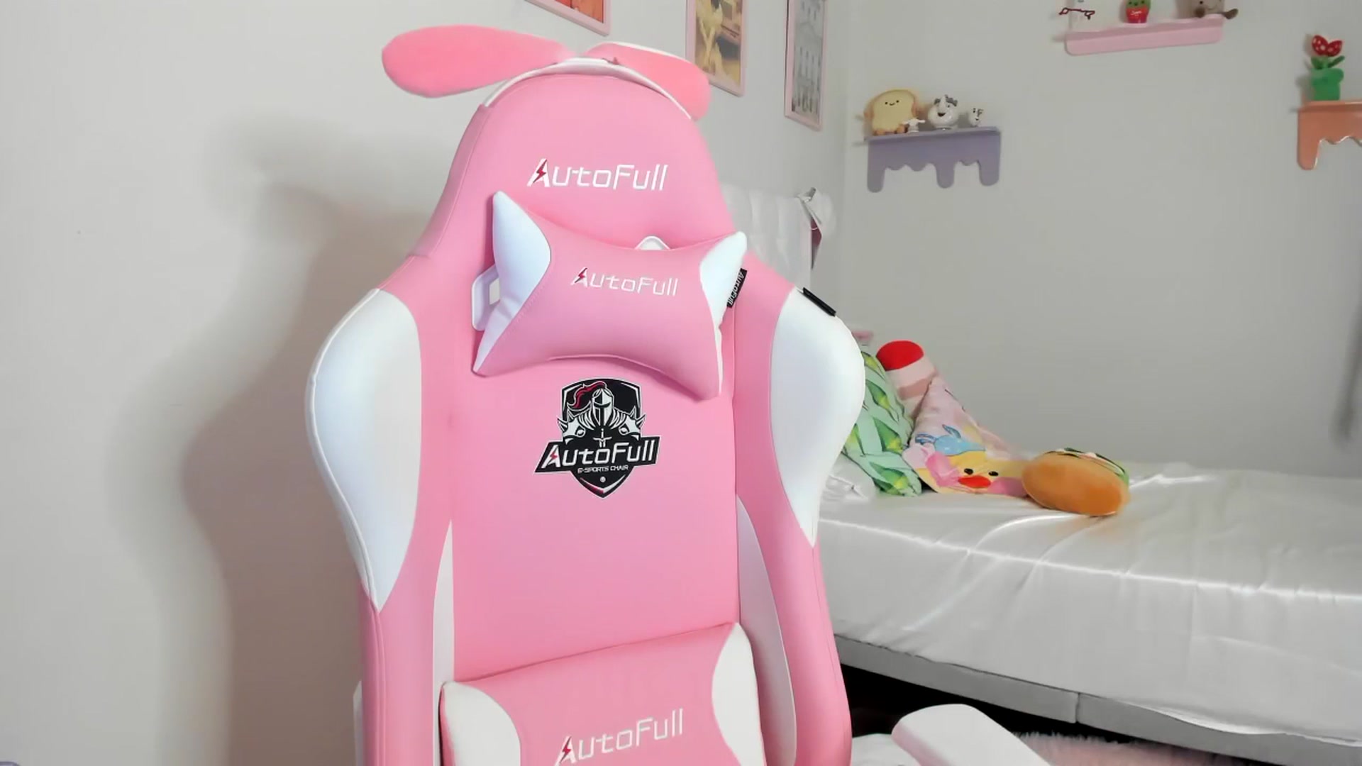 Gallery image thumbnail from Cherrycute666's myfreecams stream on, 07/13/2023, 24:04 image 8 of 20