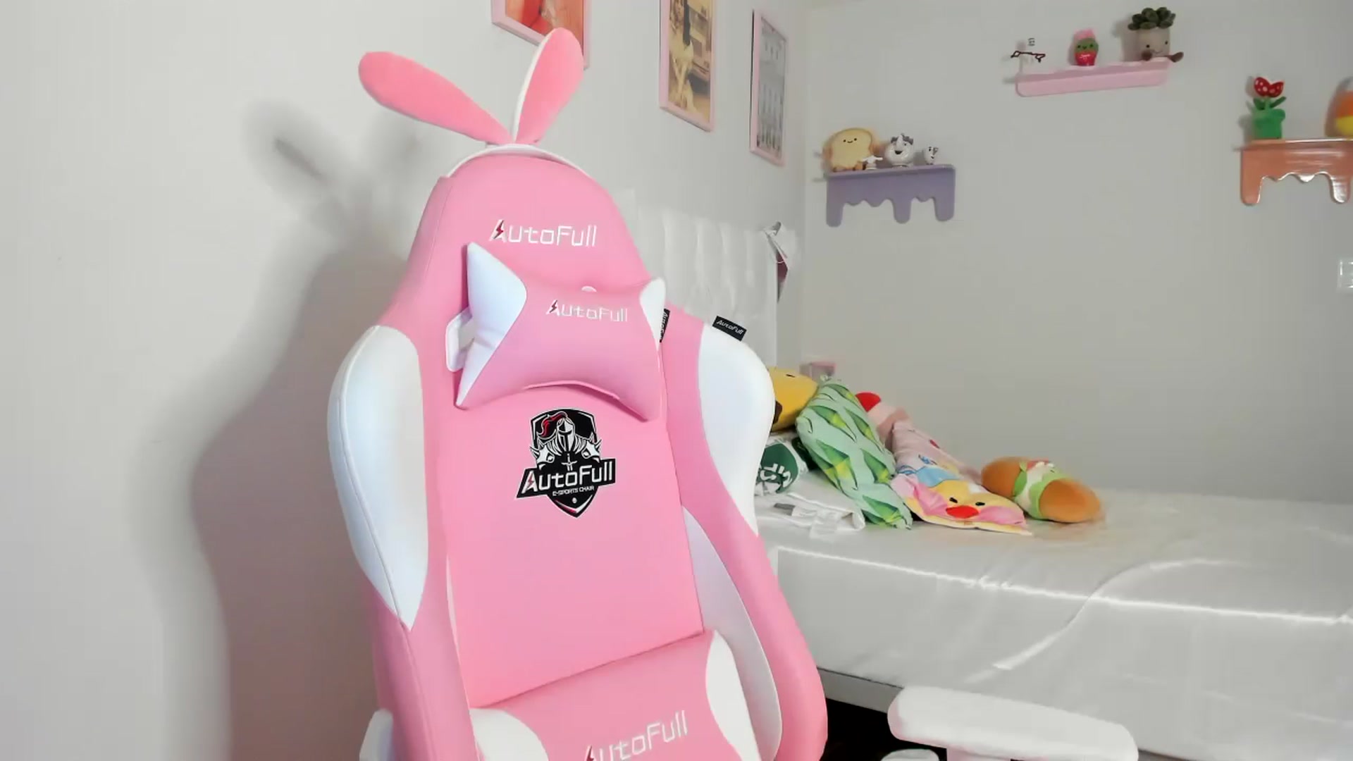 Gallery image thumbnail from Cherrycute666's myfreecams stream on, 07/13/2023, 07:41 image 15 of 20