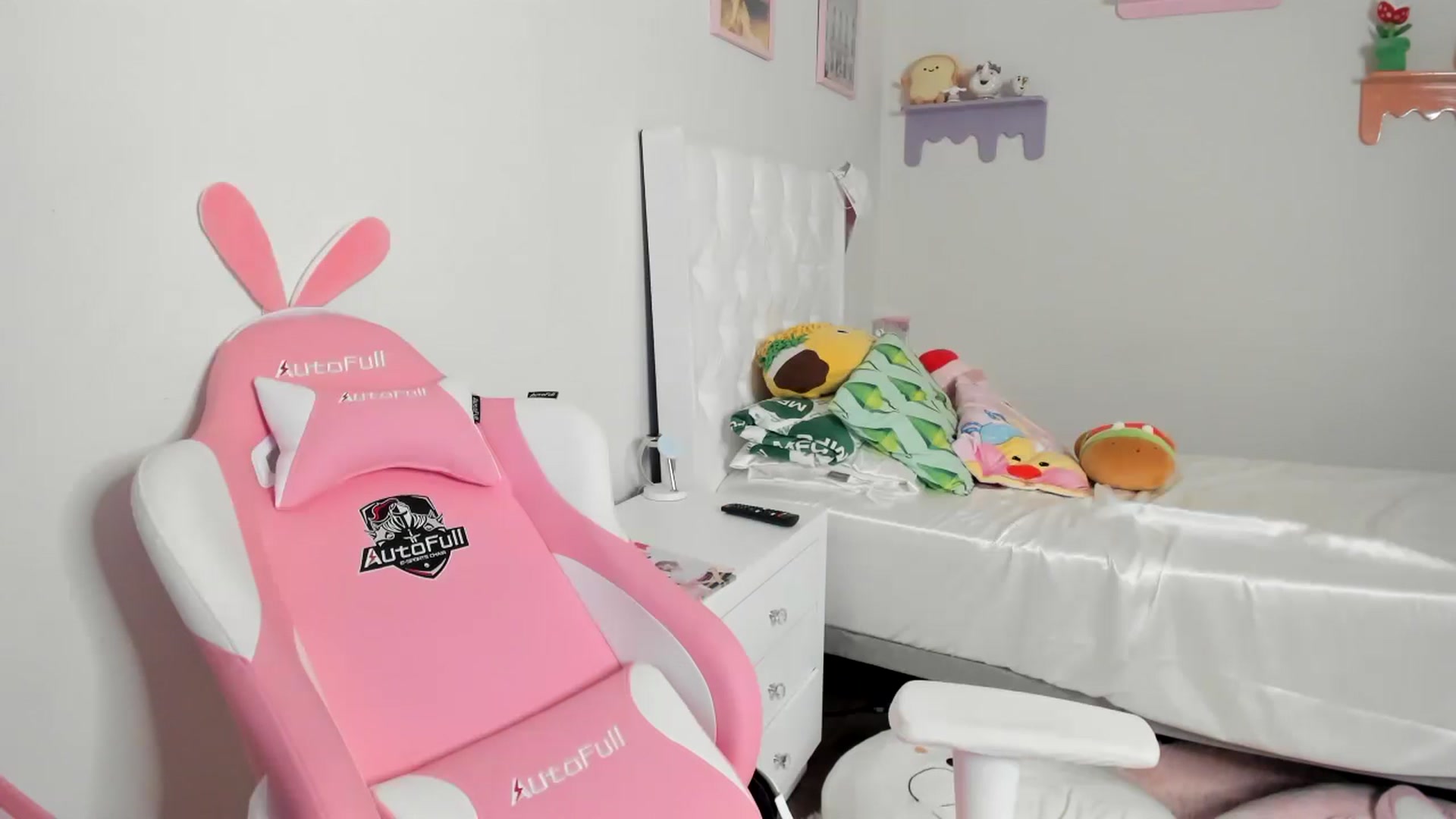 Gallery image thumbnail from Cherrycute666's myfreecams stream on, 07/14/2023, 08:07 image 10 of 20