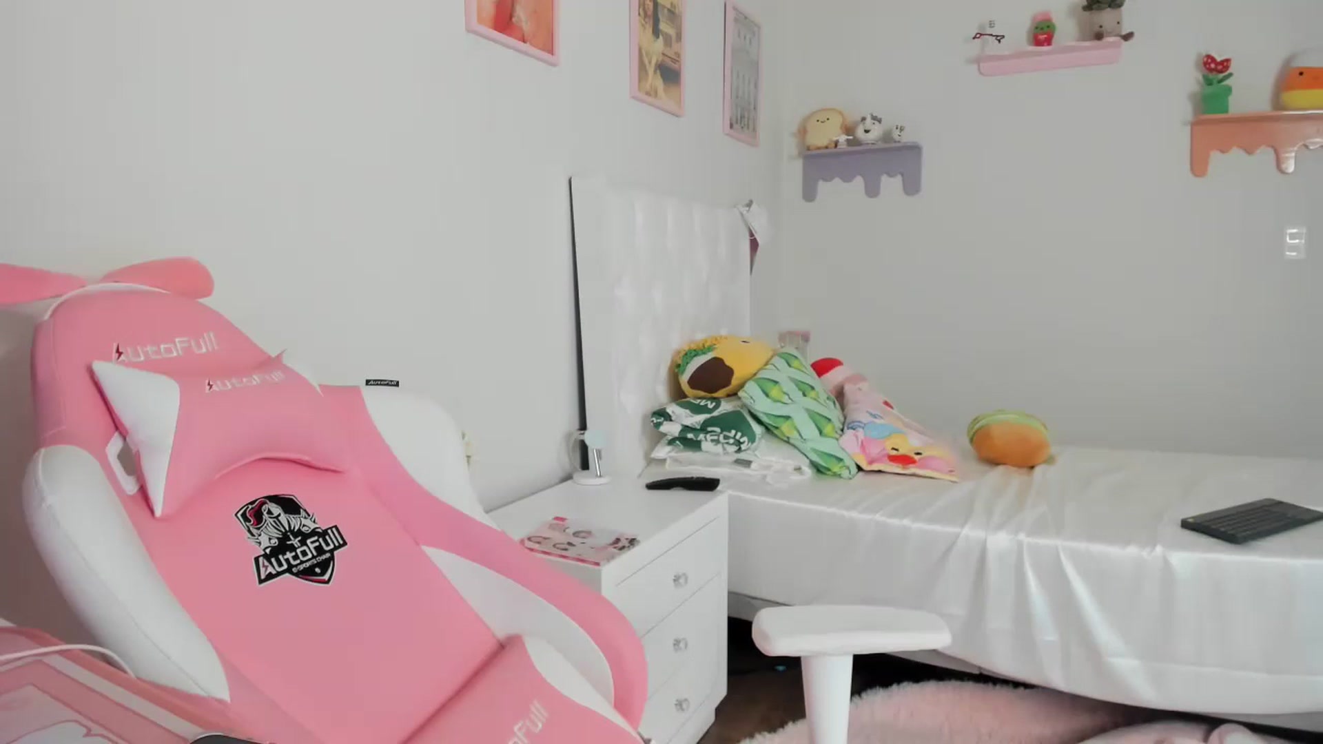 Gallery image thumbnail from Cherrycute666's myfreecams stream on, 07/15/2023, 22:21 image 19 of 20