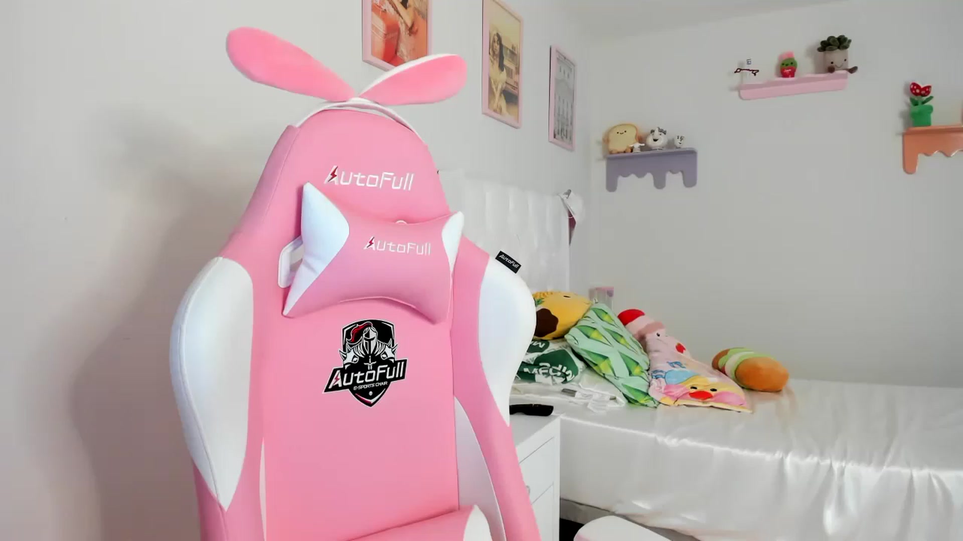 Gallery image thumbnail from Cherrycute666's myfreecams stream on, 07/16/2023, 21:46 image 9 of 20