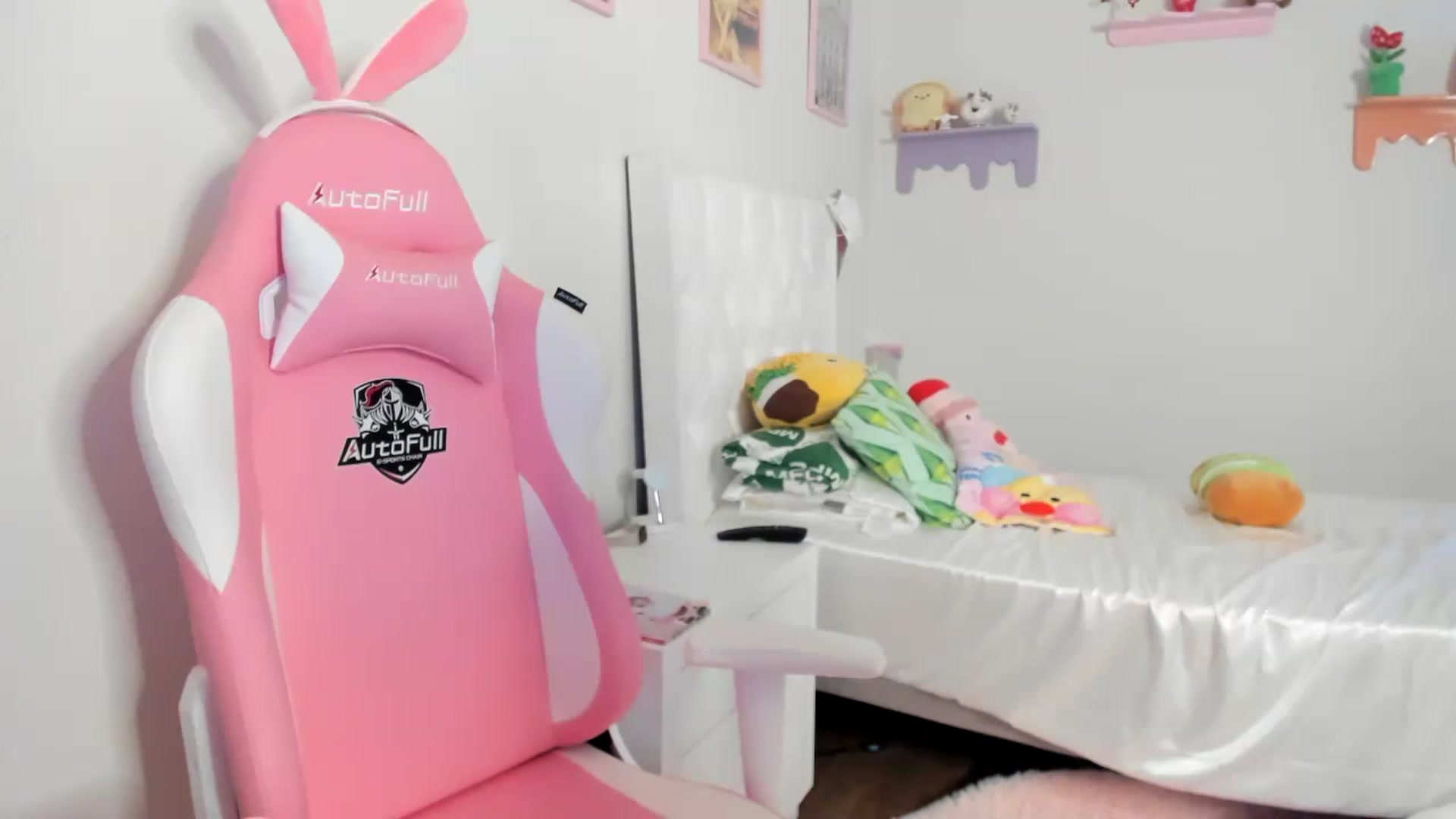 Gallery image thumbnail from Cherrycute666's myfreecams stream on, 07/17/2023, 08:00 image 13 of 20
