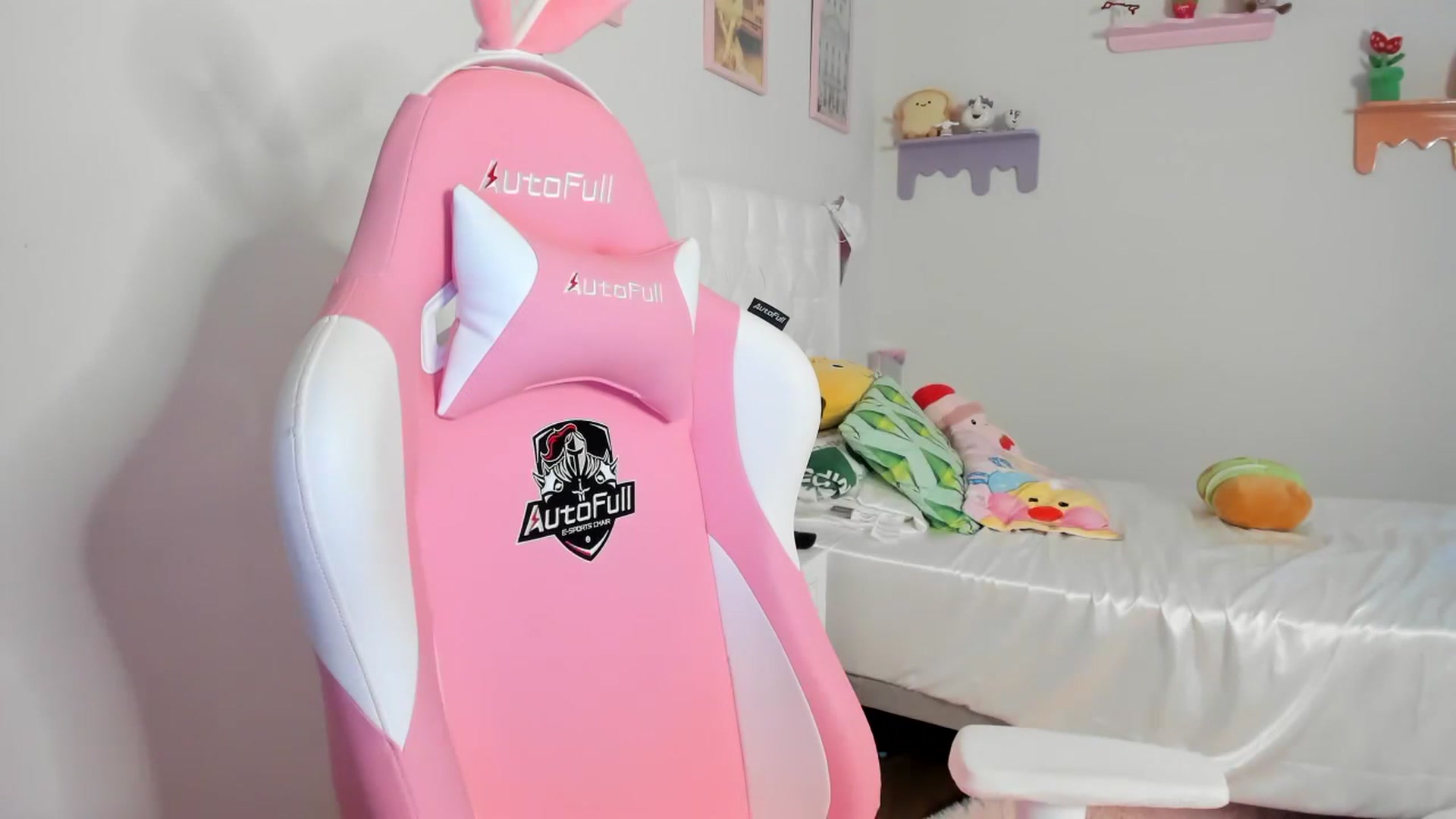 Gallery image thumbnail from Cherrycute666's myfreecams stream on, 07/17/2023, 08:00 image 8 of 20