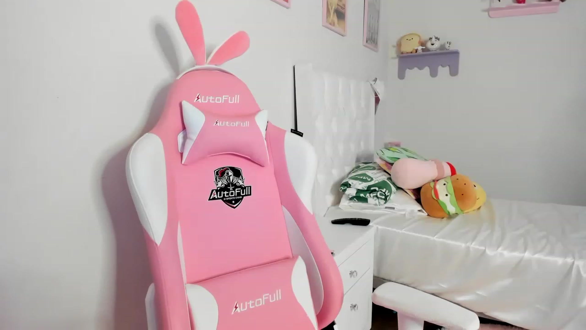 Gallery image thumbnail from Cherrycute666's myfreecams stream on, 07/19/2023, 07:37 image 3 of 20