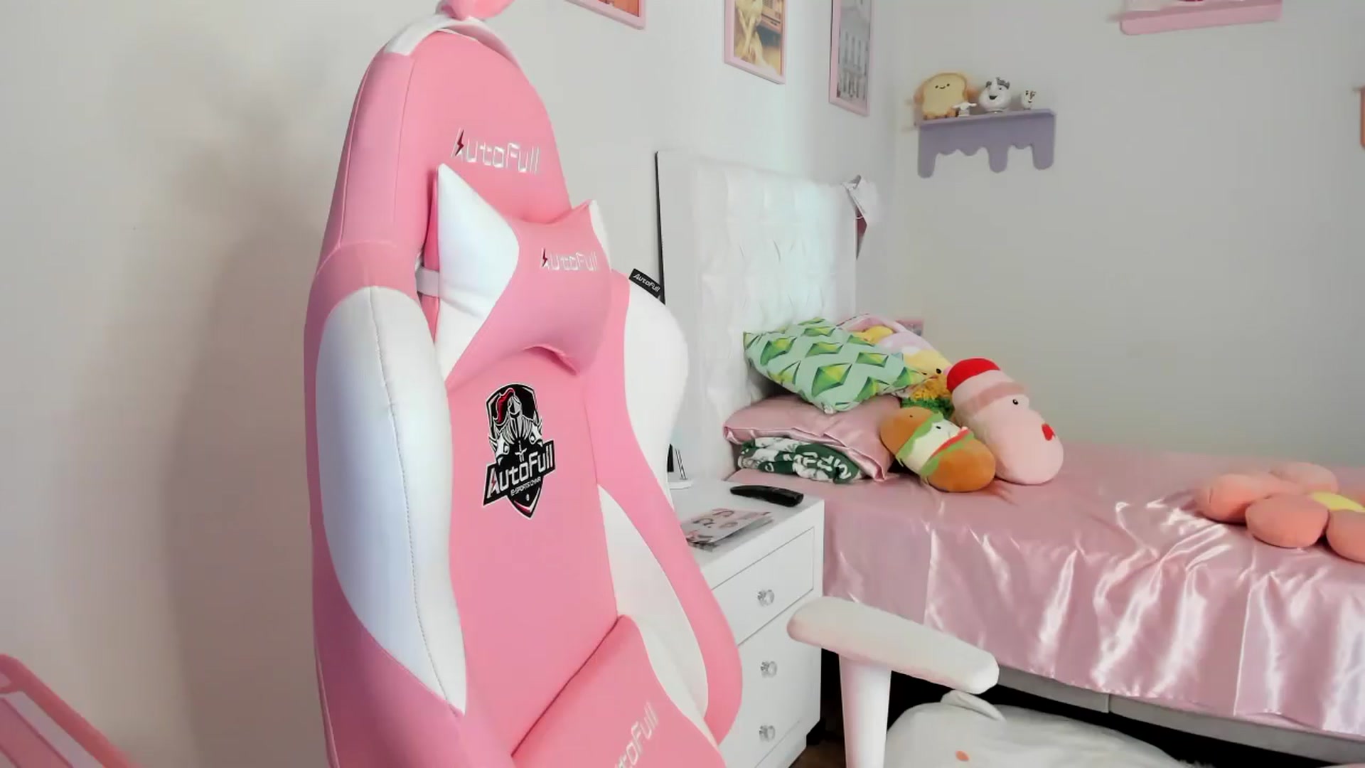Gallery image thumbnail from Cherrycute666's myfreecams stream on, 07/20/2023, 23:00 image 8 of 20