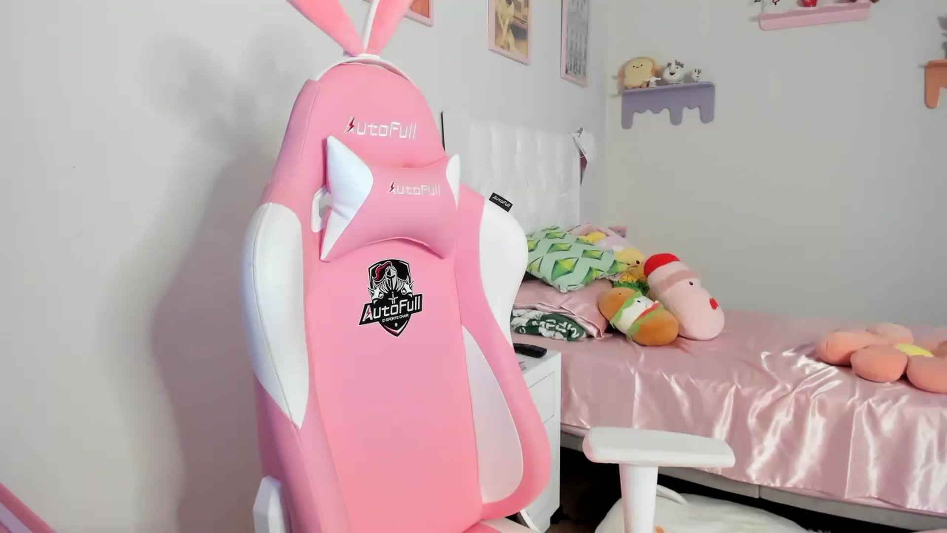 Gallery image thumbnail from Cherrycute666's myfreecams stream on, 07/21/2023, 24:06 image 8 of 20