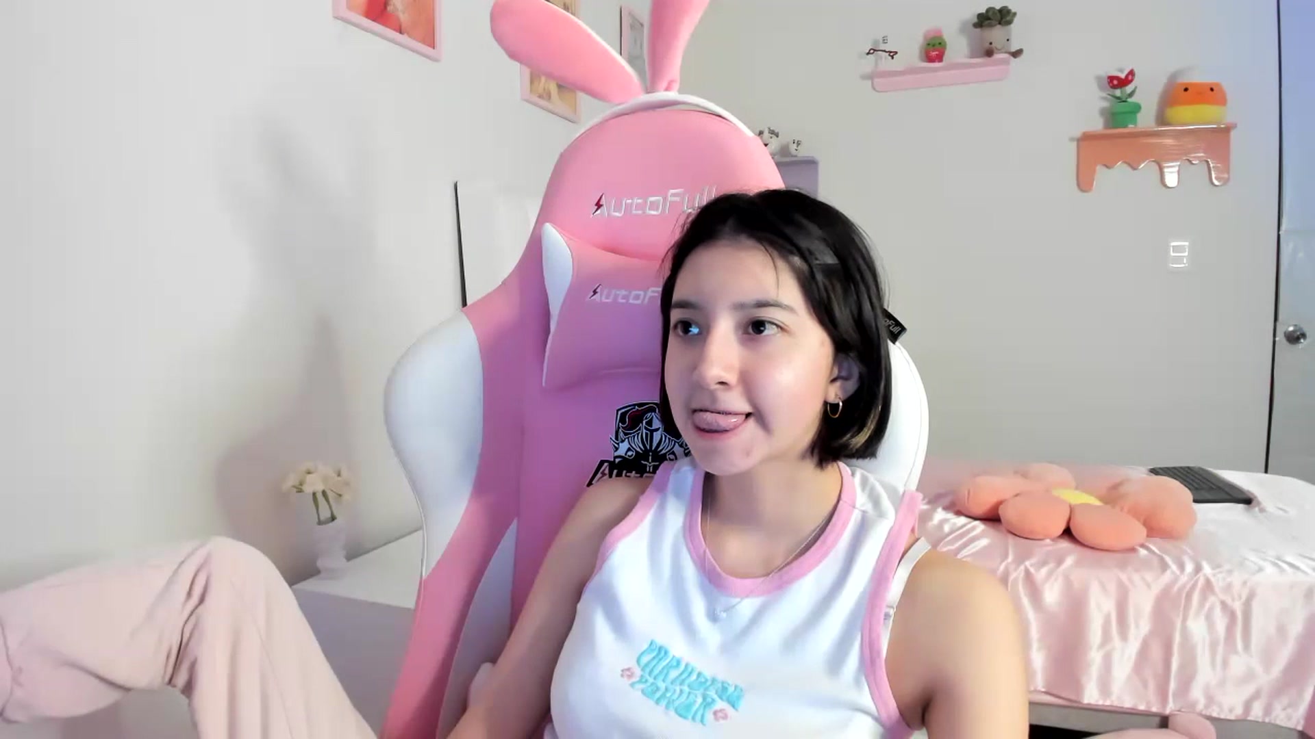 Gallery image thumbnail from Cherrycute666's myfreecams stream on, 07/21/2023, 01:05 image 15 of 20