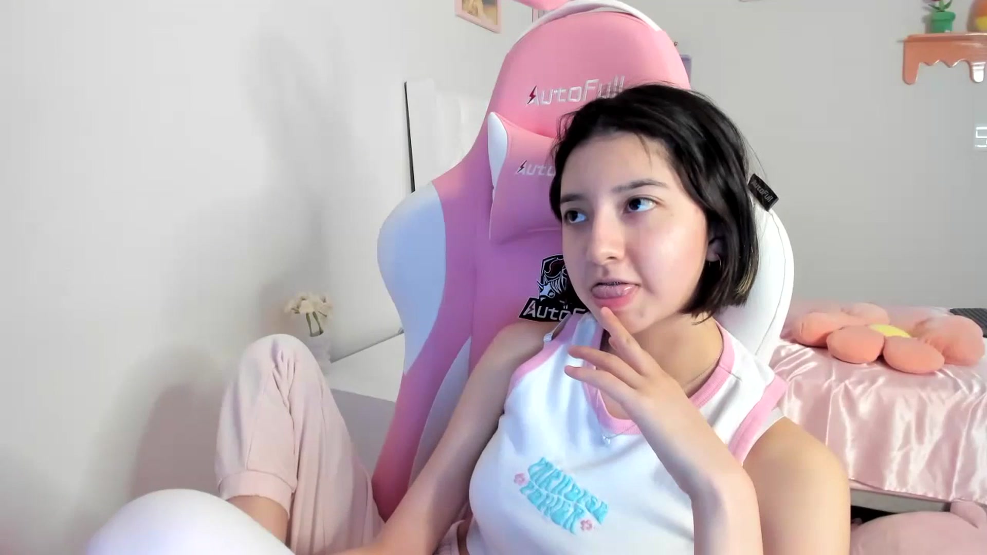 Gallery image thumbnail from Cherrycute666's myfreecams stream on, 07/21/2023, 01:05 image 18 of 20