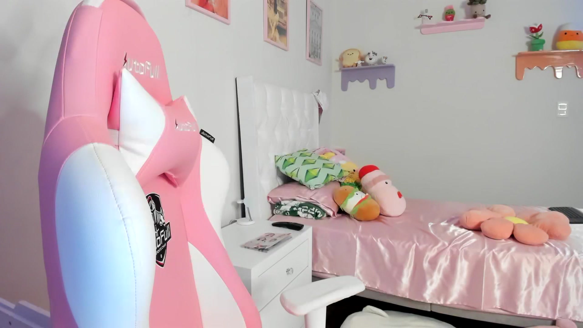 Gallery image thumbnail from Cherrycute666's myfreecams stream on, 07/21/2023, 02:01 image 11 of 20