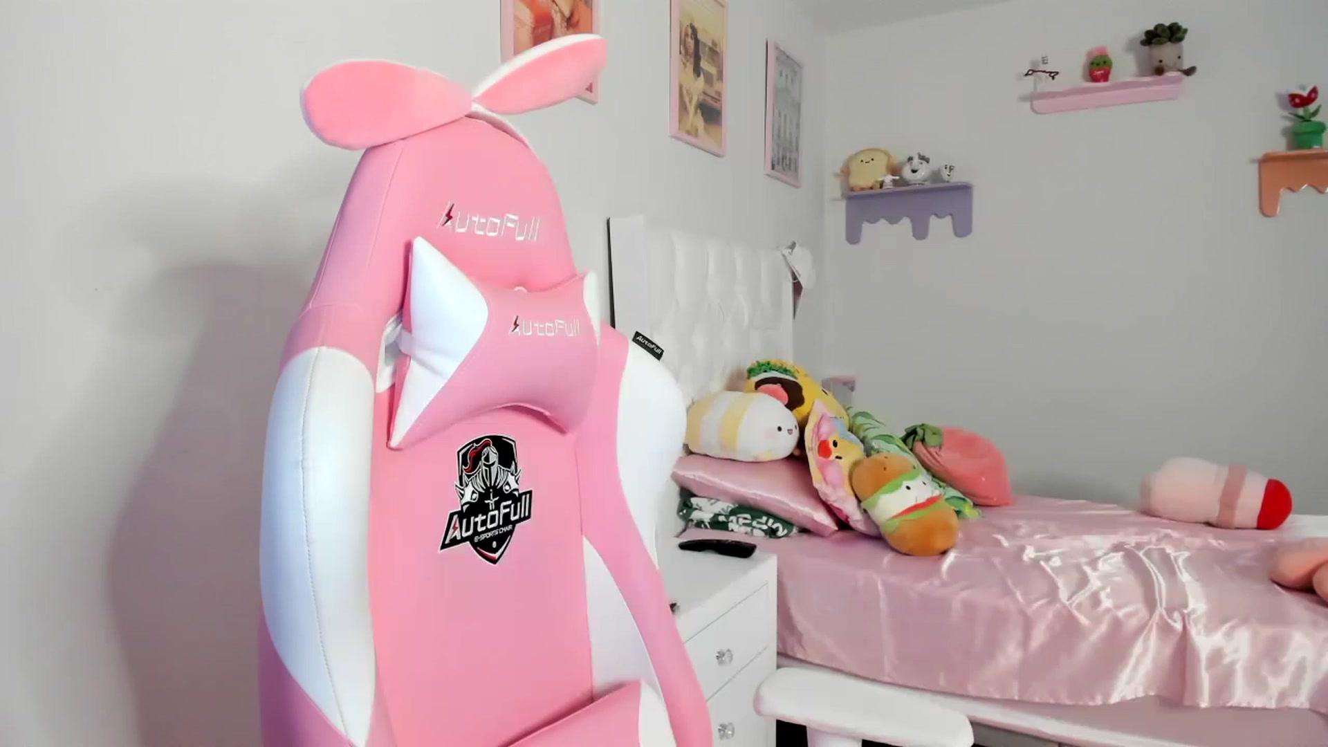 Gallery image thumbnail from Cherrycute666's myfreecams stream on, 07/23/2023, 08:50 image 7 of 20