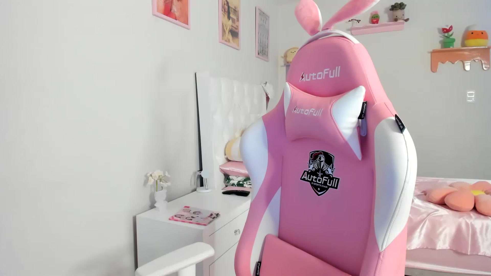 Gallery image thumbnail from Cherrycute666's myfreecams stream on, 07/25/2023, 07:34 image 9 of 20