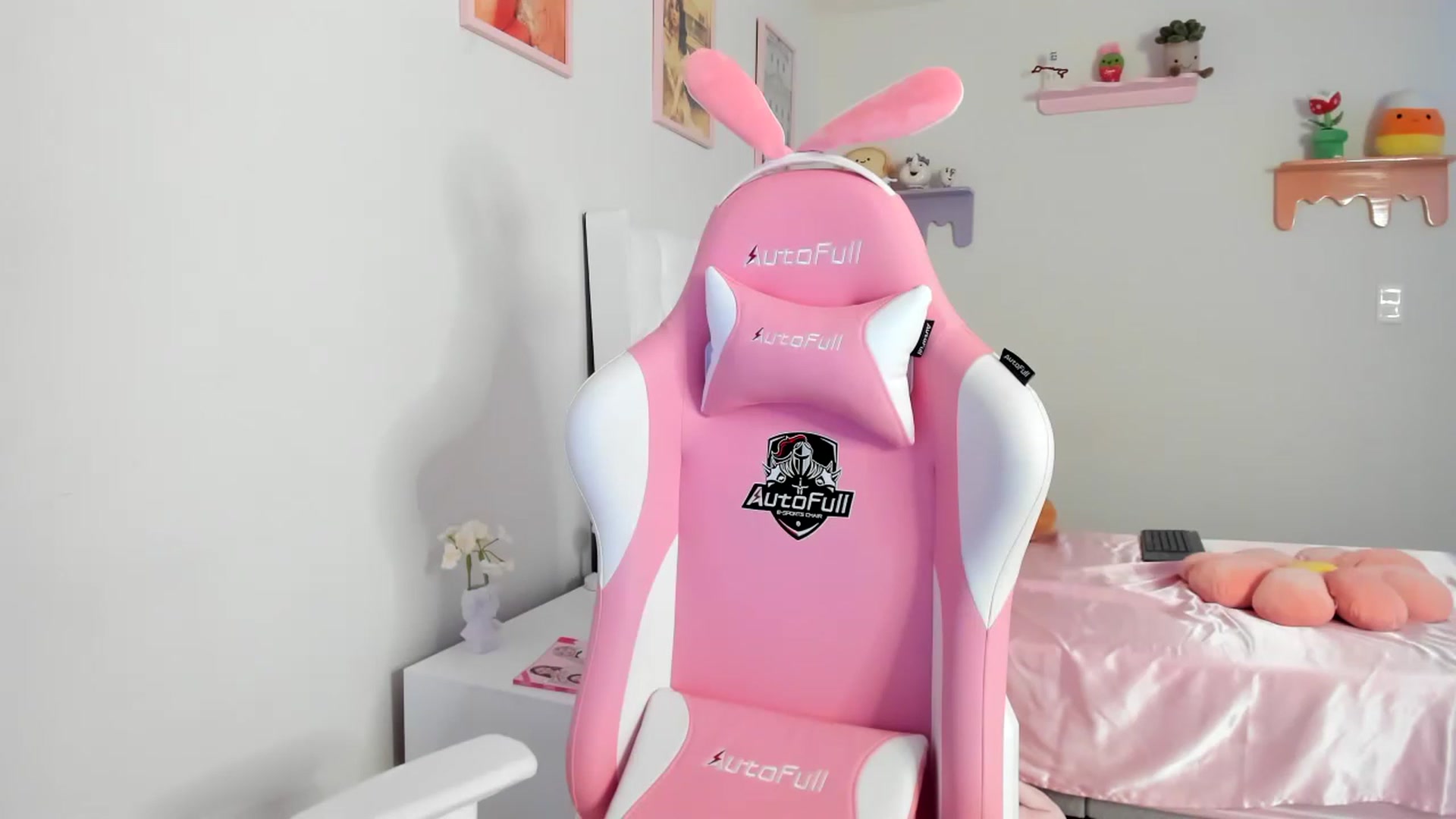 Gallery image thumbnail from Cherrycute666's myfreecams stream on, 07/26/2023, 24:04 image 9 of 20
