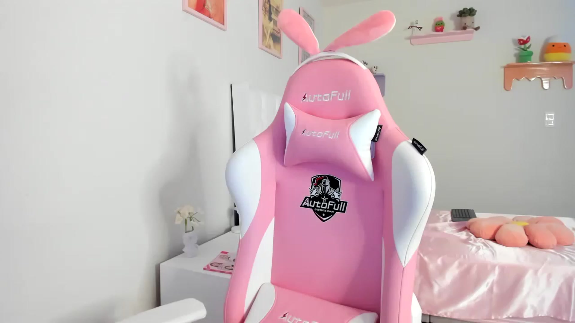 Gallery image thumbnail from Cherrycute666's myfreecams stream on, 07/26/2023, 24:04 image 18 of 20