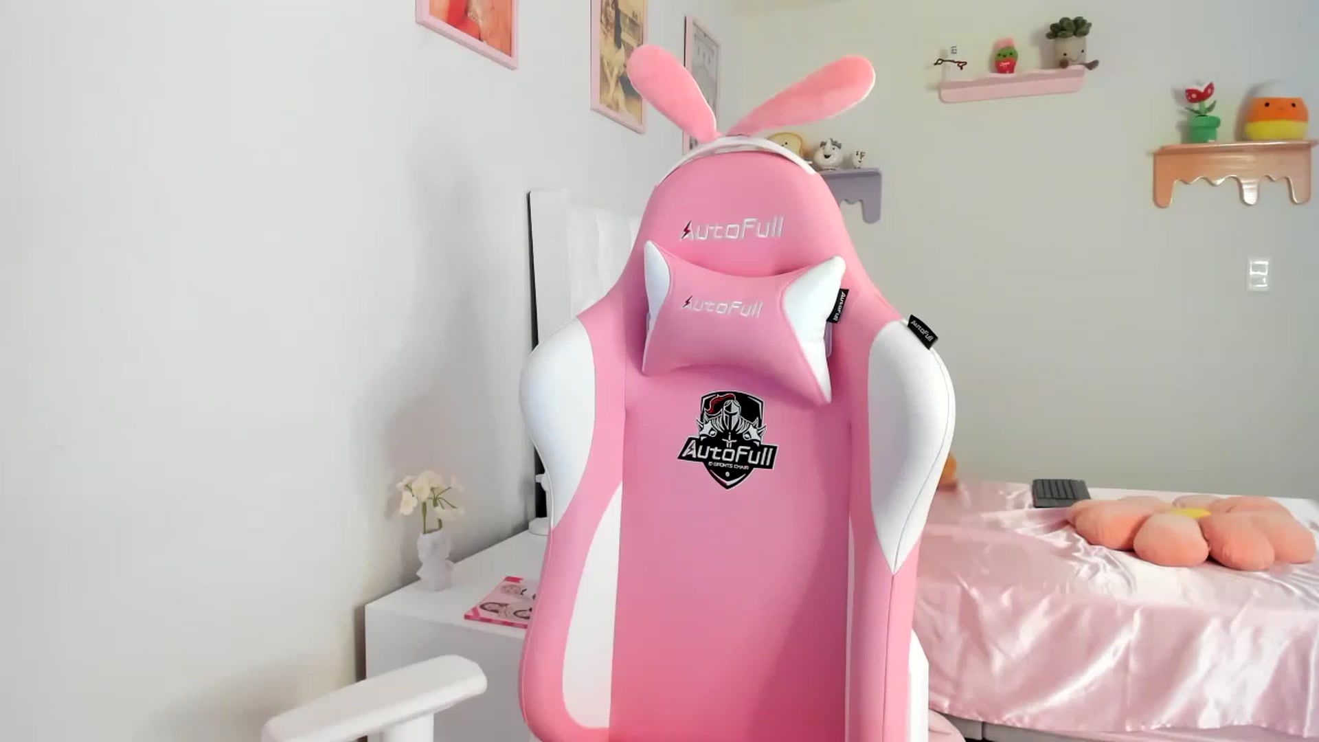 Gallery image thumbnail from Cherrycute666's myfreecams stream on, 07/26/2023, 24:04 image 6 of 20