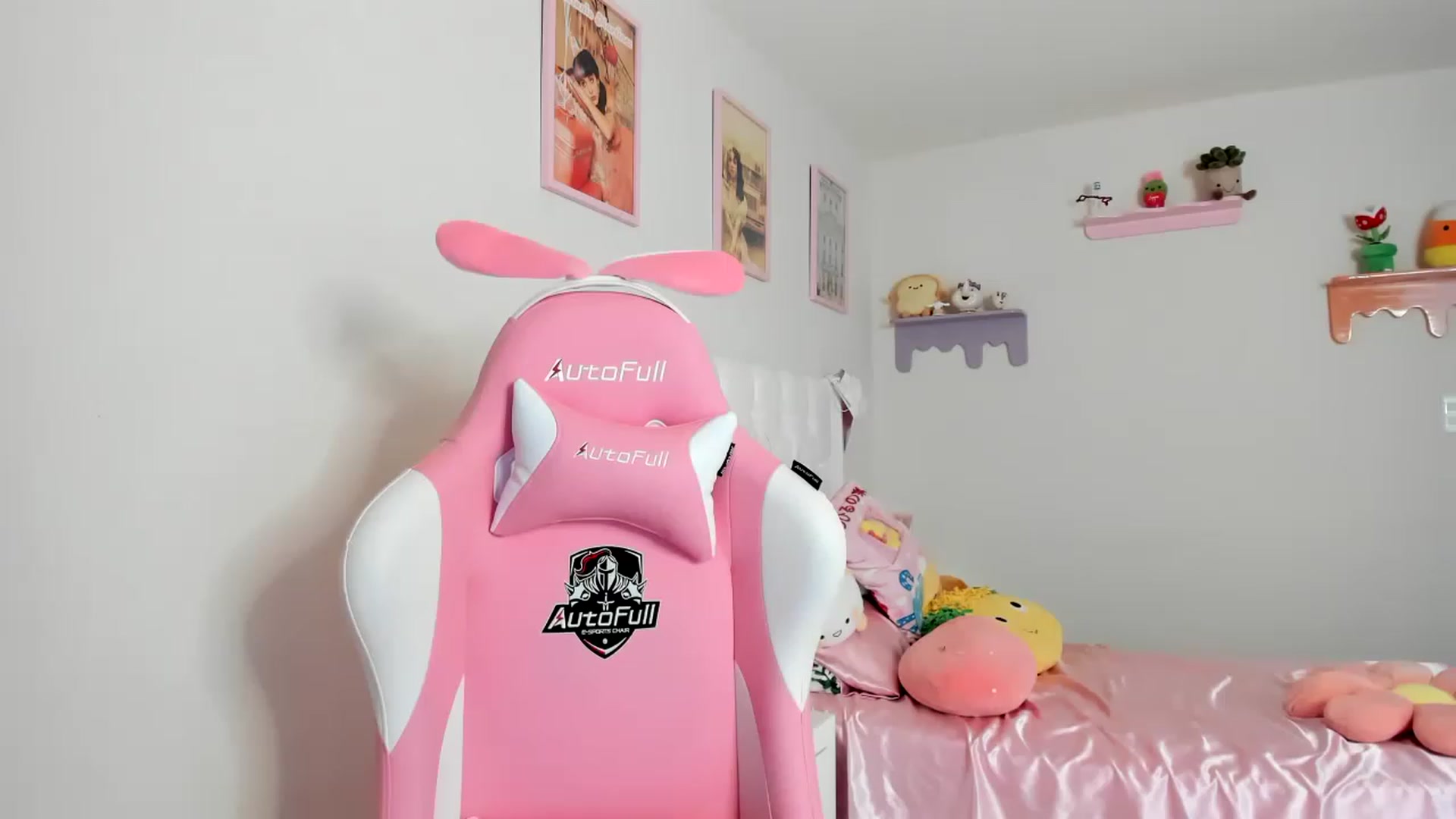 Gallery image thumbnail from Cherrycute666's myfreecams stream on, 07/30/2023, 22:00 image 4 of 20