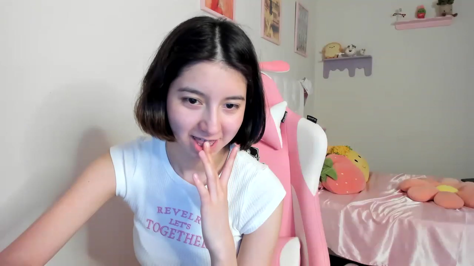 Gallery image thumbnail from Cherrycute666's myfreecams stream on, 07/31/2023, 24:40 image 18 of 20