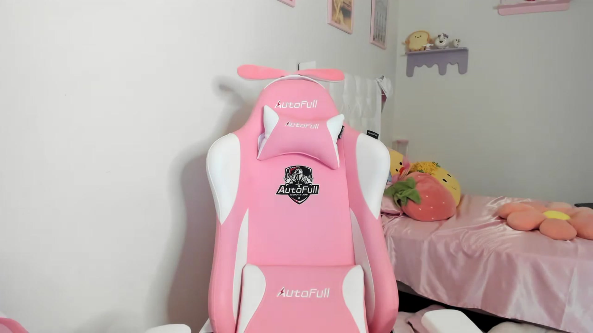 Gallery image thumbnail from Cherrycute666's myfreecams stream on, 07/31/2023, 24:40 image 14 of 20