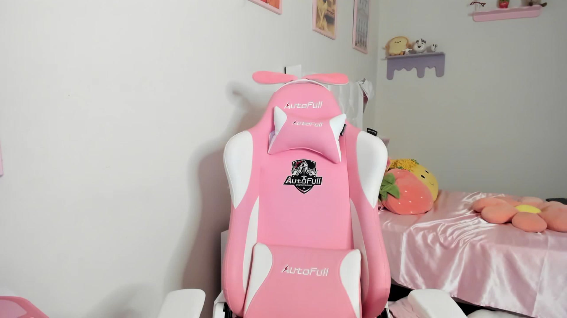 Gallery image thumbnail from Cherrycute666's myfreecams stream on, 07/31/2023, 24:40 image 2 of 20