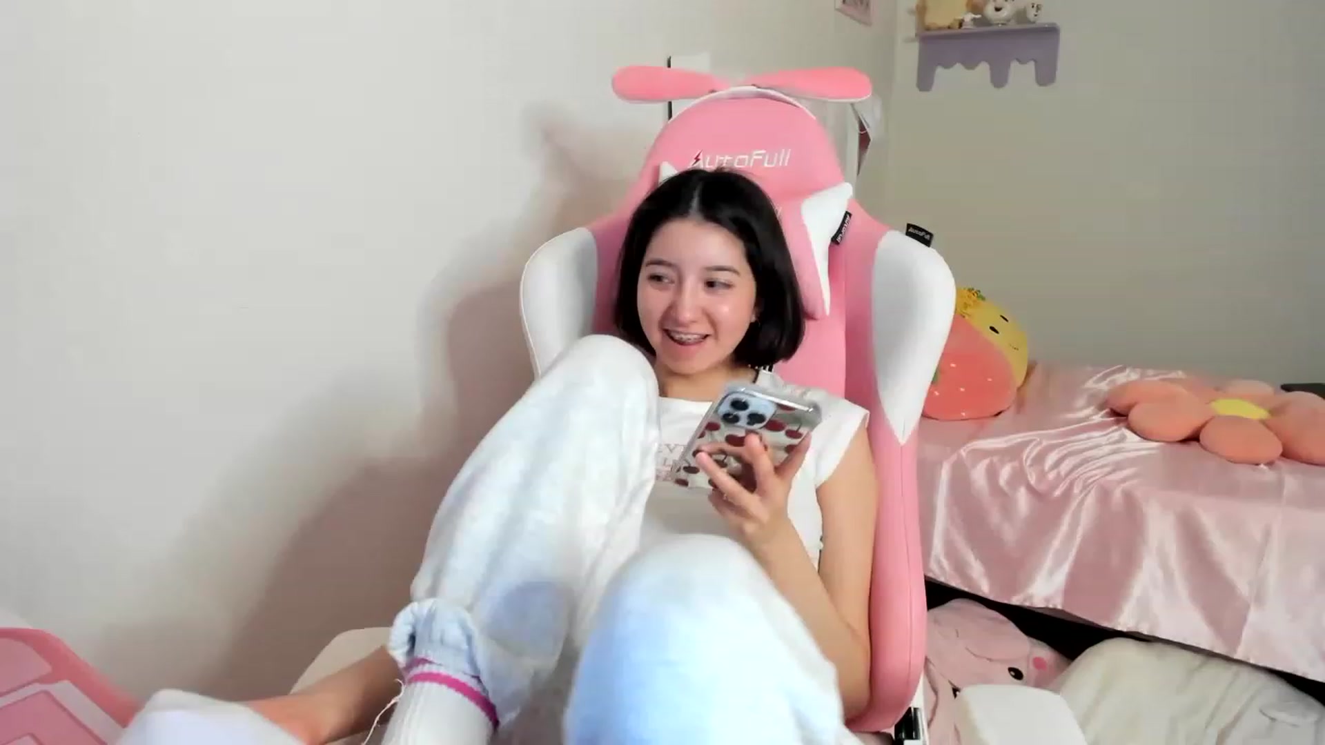 Gallery image thumbnail from Cherrycute666's myfreecams stream on, 07/31/2023, 24:40 image 10 of 20