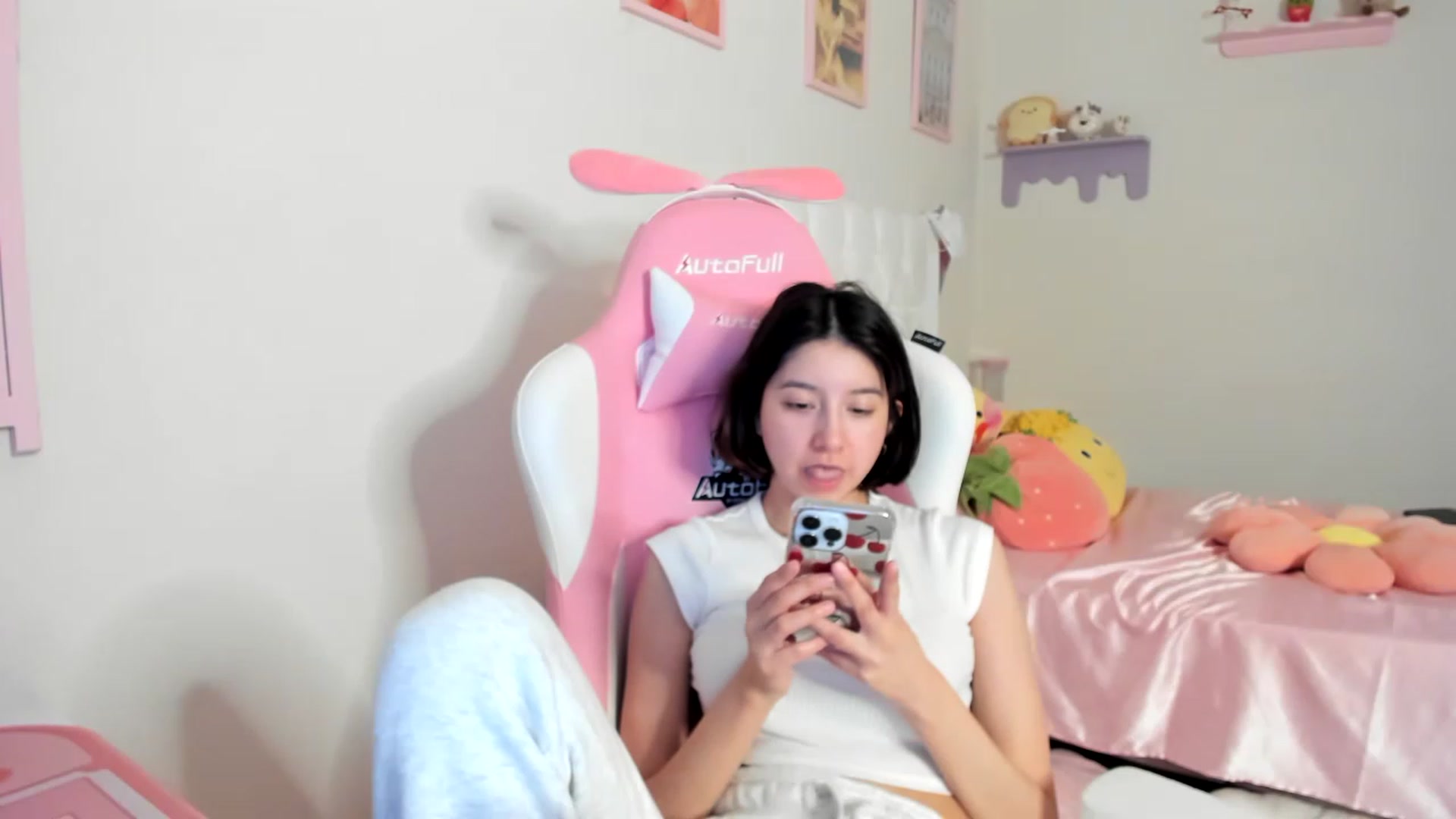 Gallery image thumbnail from Cherrycute666's myfreecams stream on, 07/31/2023, 04:07 image 8 of 20