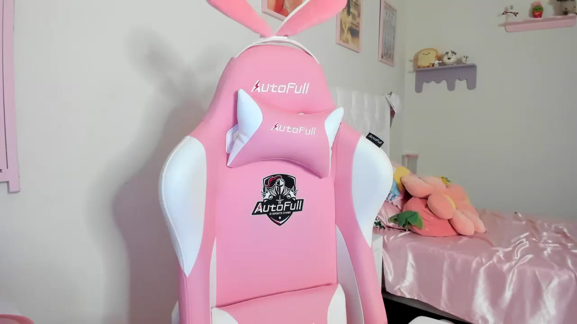 Gallery image thumbnail from Cherrycute666's myfreecams stream on, 08/01/2023, 07:58 image 10 of 20
