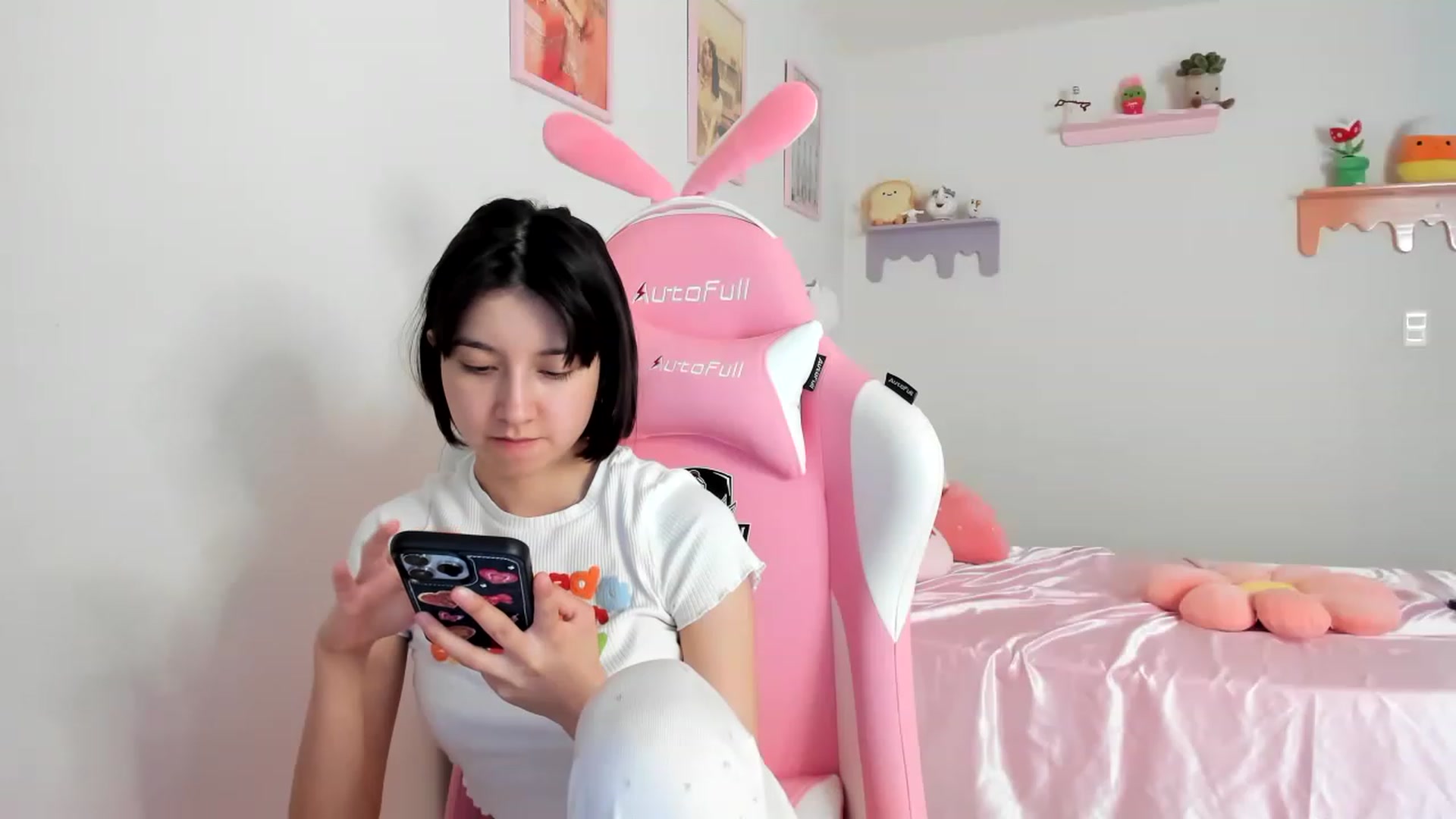 Gallery image thumbnail from Cherrycute666's myfreecams stream on, 08/05/2023, 17:36 image 8 of 20