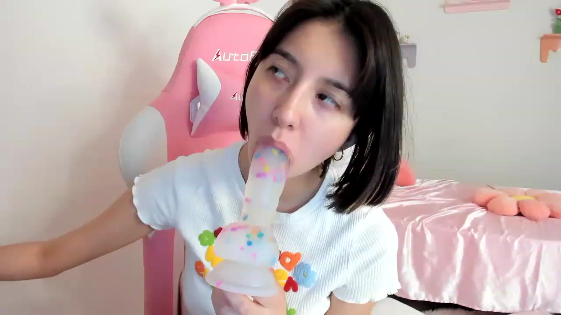 Gallery image thumbnail from Cherrycute666's myfreecams stream on, 08/05/2023, 17:36 image 15 of 20