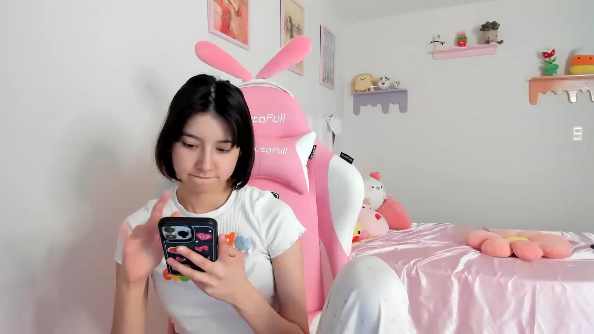 Gallery image thumbnail from Cherrycute666's myfreecams stream on, 08/05/2023, 17:36 image 7 of 20