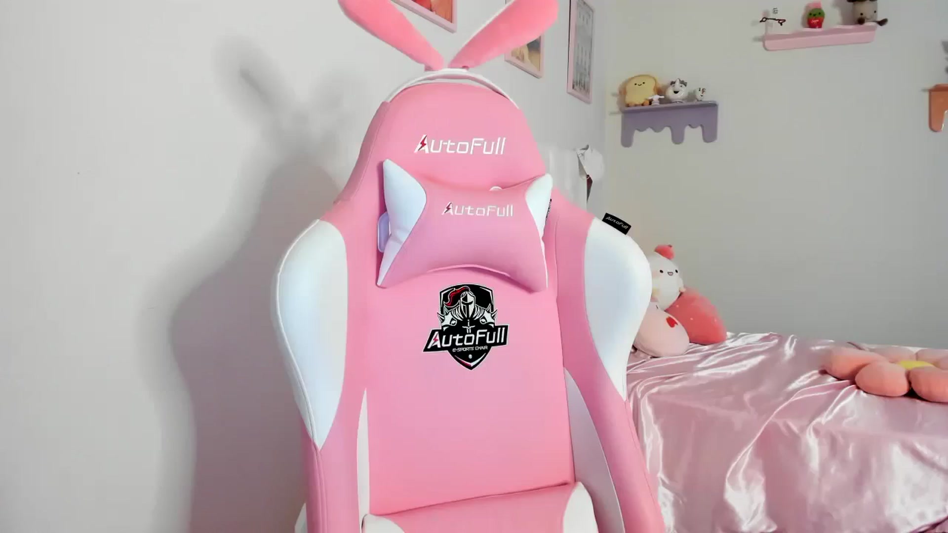 Gallery image thumbnail from Cherrycute666's myfreecams stream on, 08/06/2023, 01:55 image 3 of 20