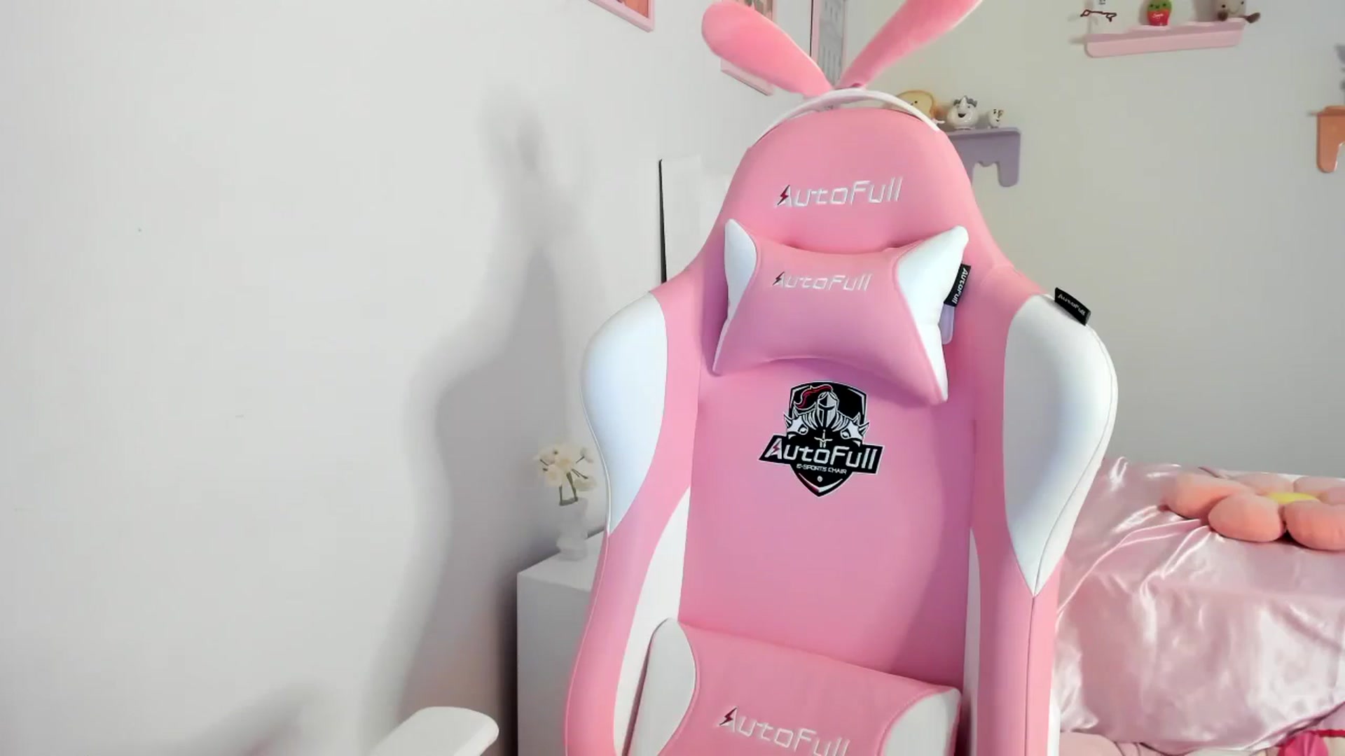 Gallery image thumbnail from Cherrycute666's myfreecams stream on, 08/06/2023, 01:55 image 10 of 20