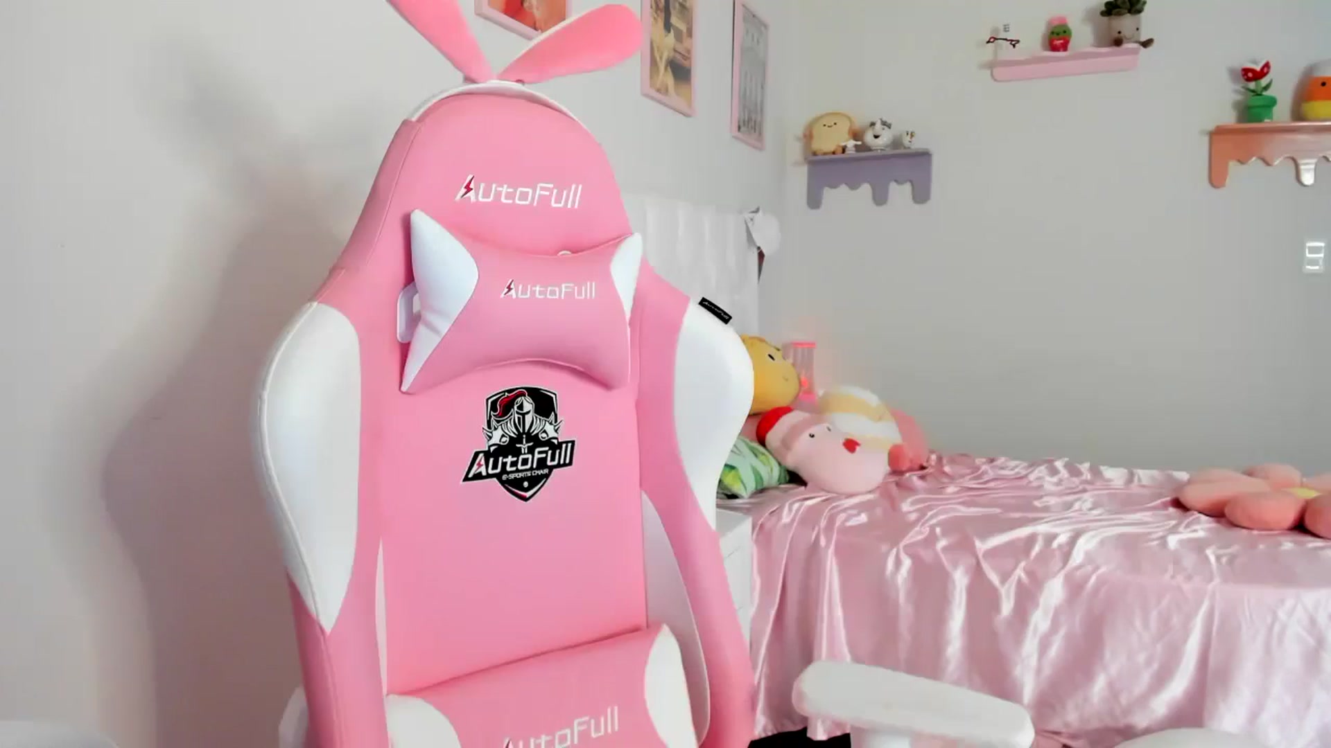 Gallery image thumbnail from Cherrycute666's myfreecams stream on, 08/06/2023, 20:45 image 4 of 20
