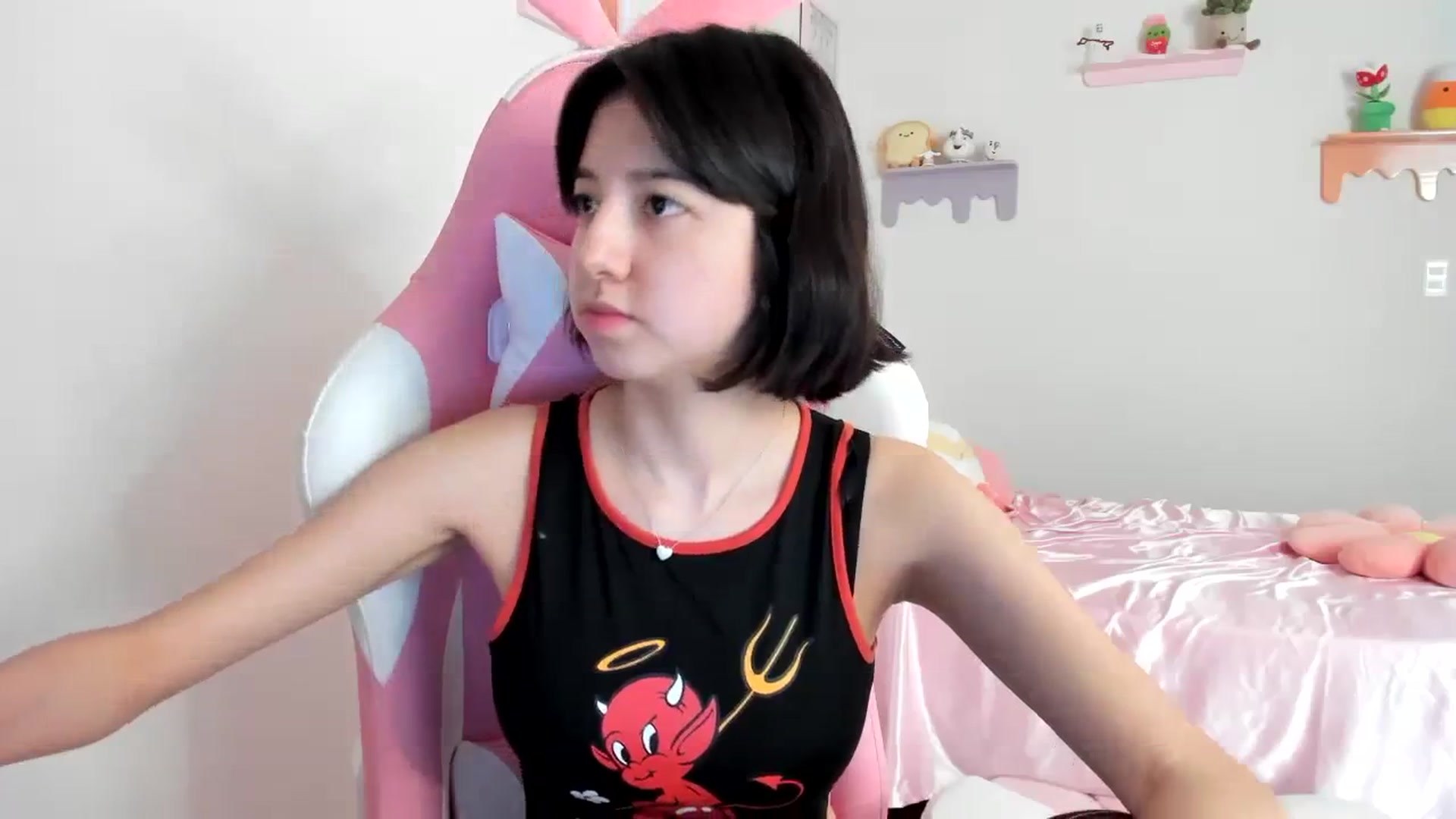 Gallery image thumbnail from Cherrycute666's myfreecams stream on, 08/06/2023, 20:45 image 7 of 20