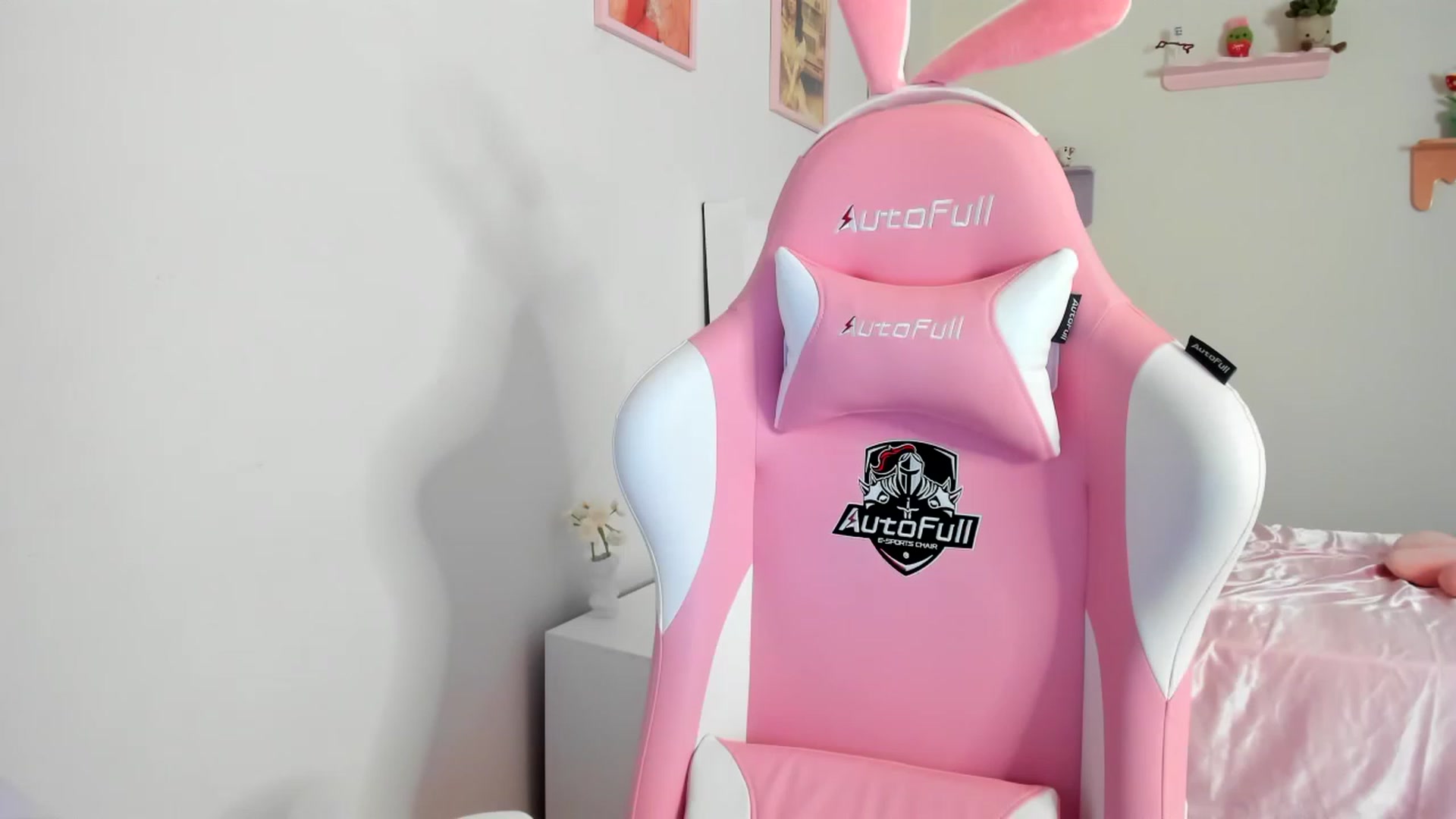 Gallery image thumbnail from Cherrycute666's myfreecams stream on, 08/06/2023, 23:16 image 12 of 20