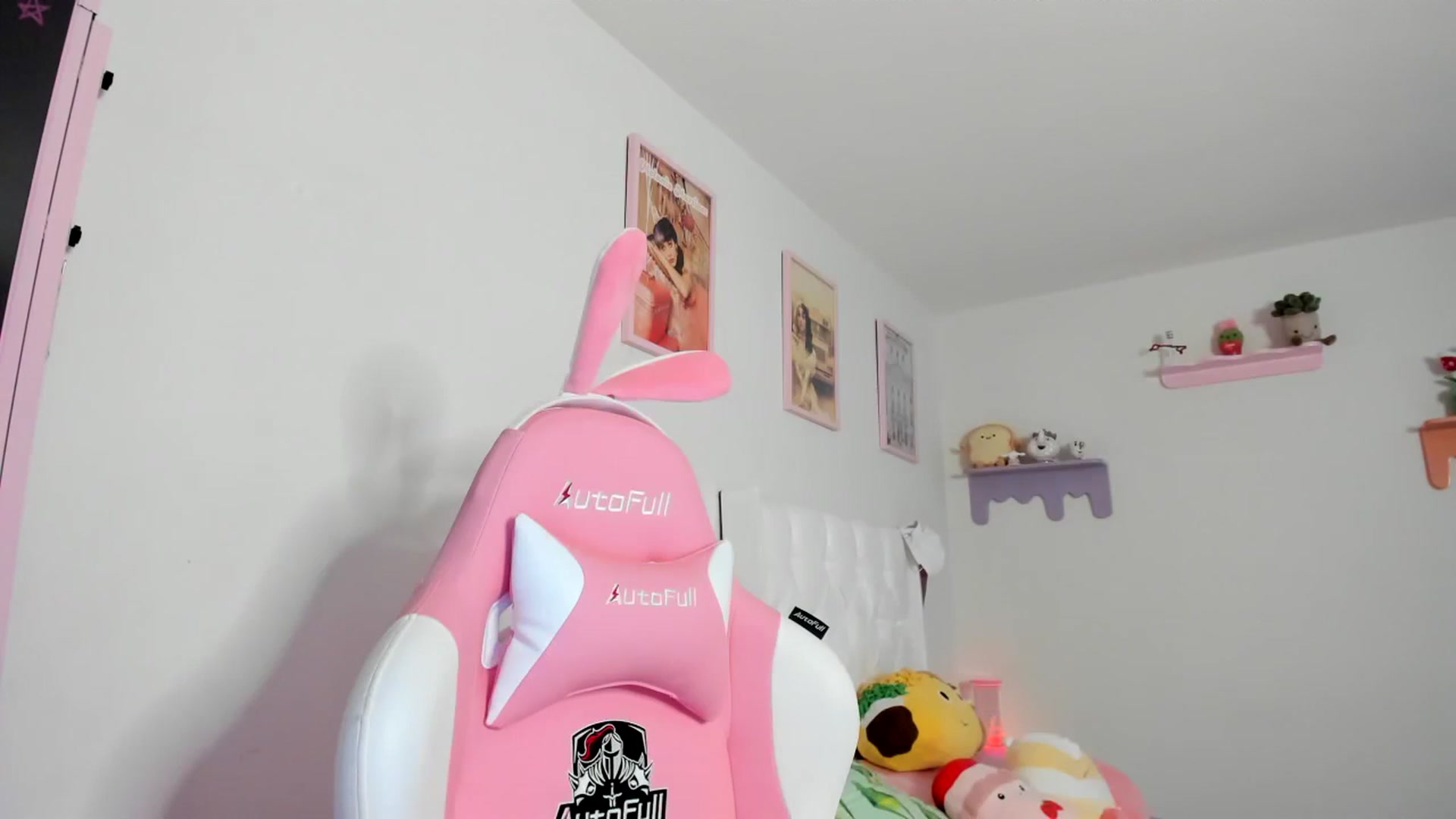 Gallery image thumbnail from Cherrycute666's myfreecams stream on, 08/07/2023, 03:50 image 10 of 20
