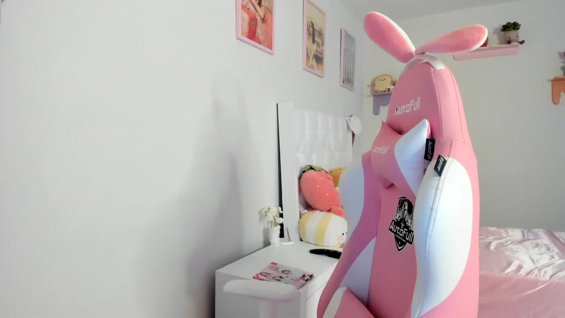 Gallery image thumbnail from Cherrycute666's myfreecams stream on, 08/08/2023, 06:09 image 7 of 20