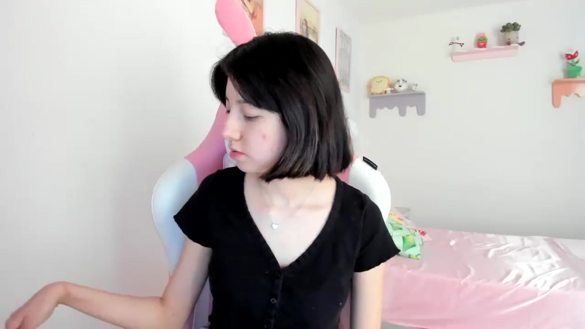 Gallery image thumbnail from Cherrycute666's myfreecams stream on, 08/08/2023, 17:51 image 1 of 20