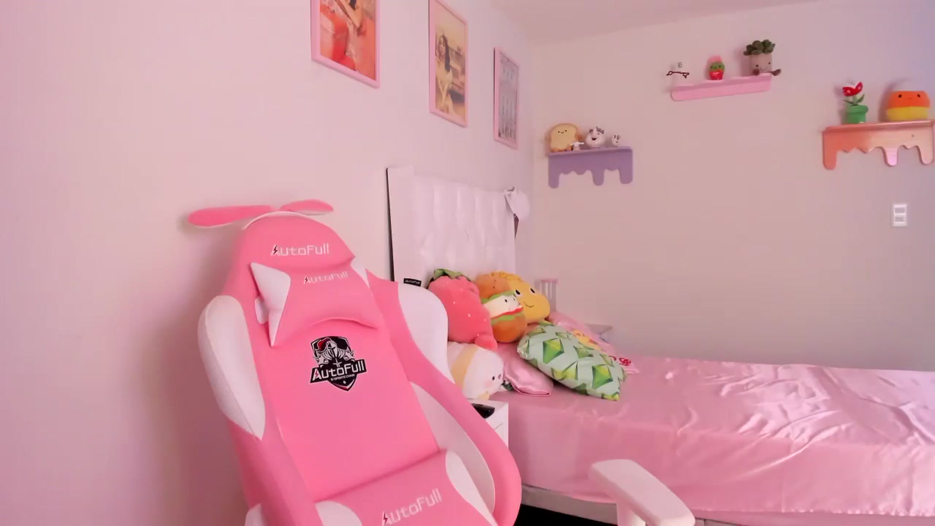 Gallery image thumbnail from Cherrycute666's myfreecams stream on, 08/08/2023, 17:51 image 14 of 20
