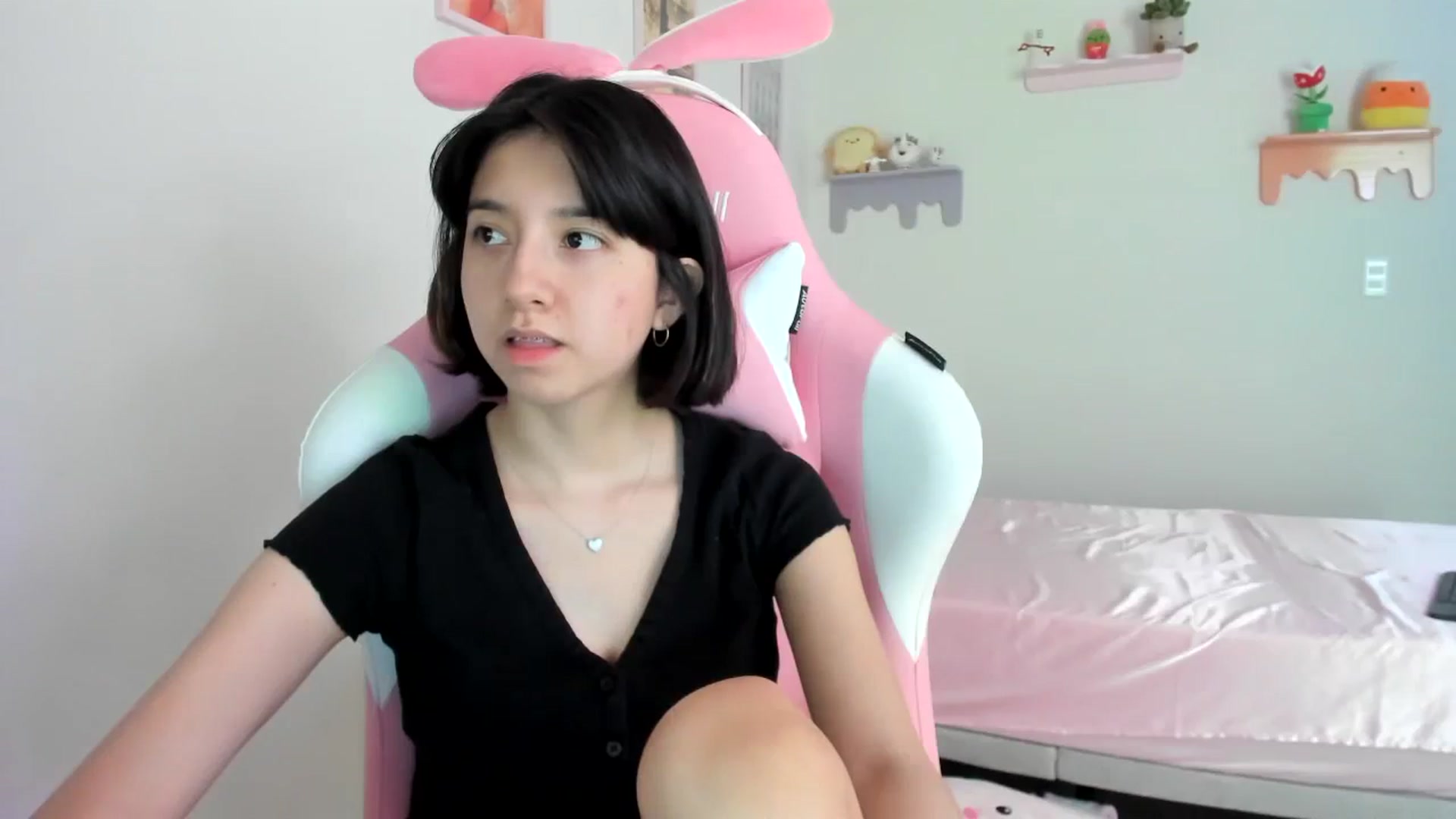 Gallery image thumbnail from Cherrycute666's myfreecams stream on, 08/08/2023, 18:57 image 4 of 20