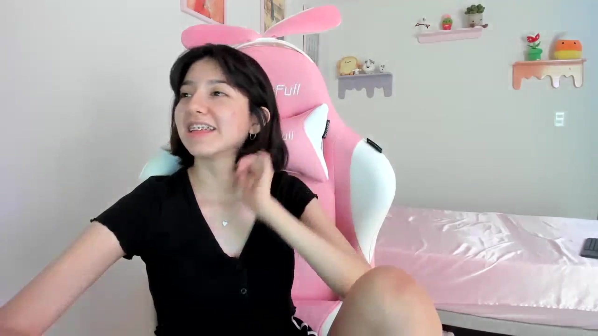 Gallery image thumbnail from Cherrycute666's myfreecams stream on, 08/08/2023, 18:57 image 17 of 20