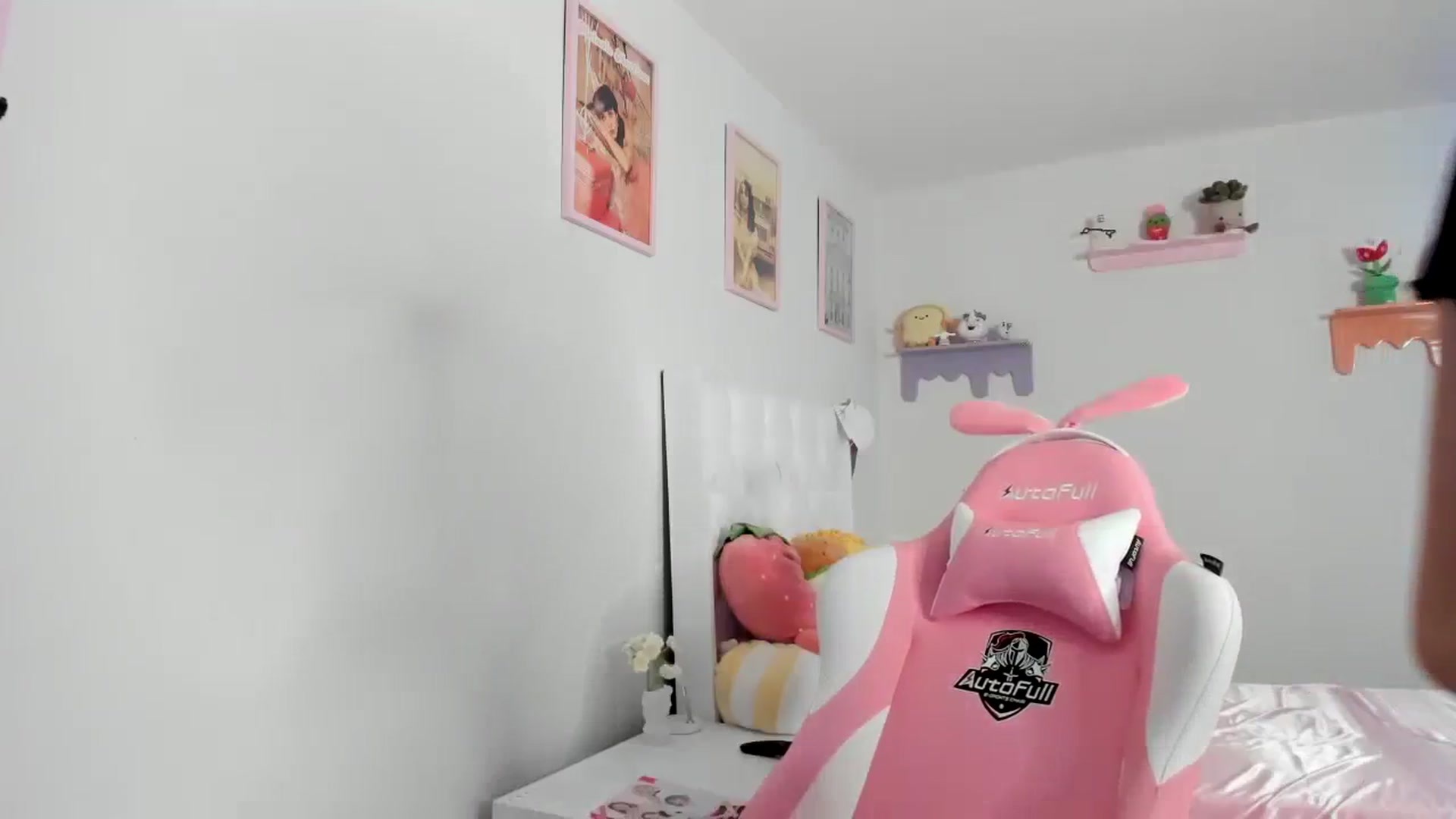 Gallery image thumbnail from Cherrycute666's myfreecams stream on, 08/09/2023, 04:53 image 4 of 20