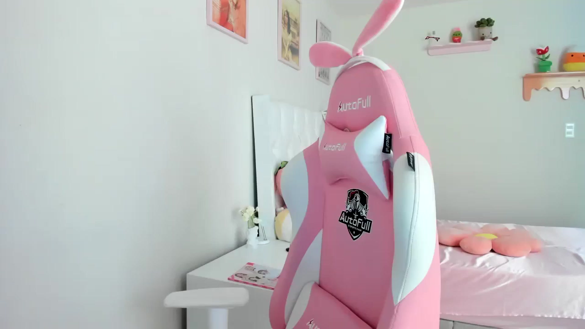 Gallery image thumbnail from Cherrycute666's myfreecams stream on, 08/09/2023, 20:43 image 2 of 20