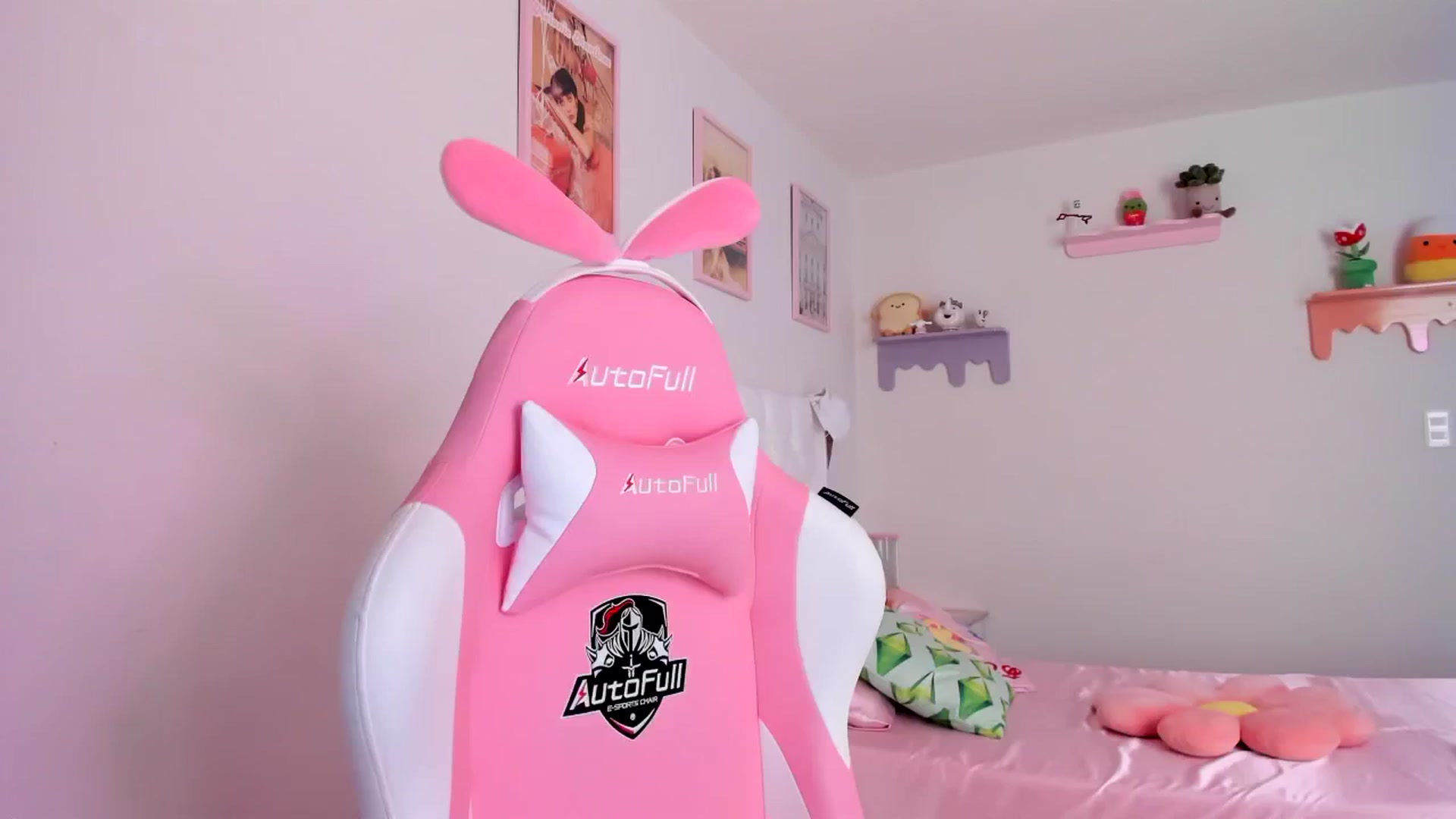 Gallery image thumbnail from Cherrycute666's myfreecams stream on, 08/09/2023, 22:40 image 4 of 20