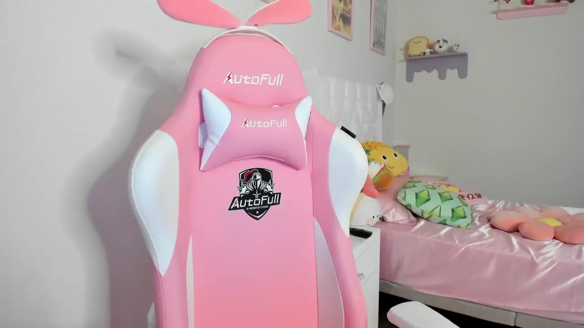 Gallery image thumbnail from Cherrycute666's myfreecams stream on, 08/10/2023, 07:20 image 3 of 20
