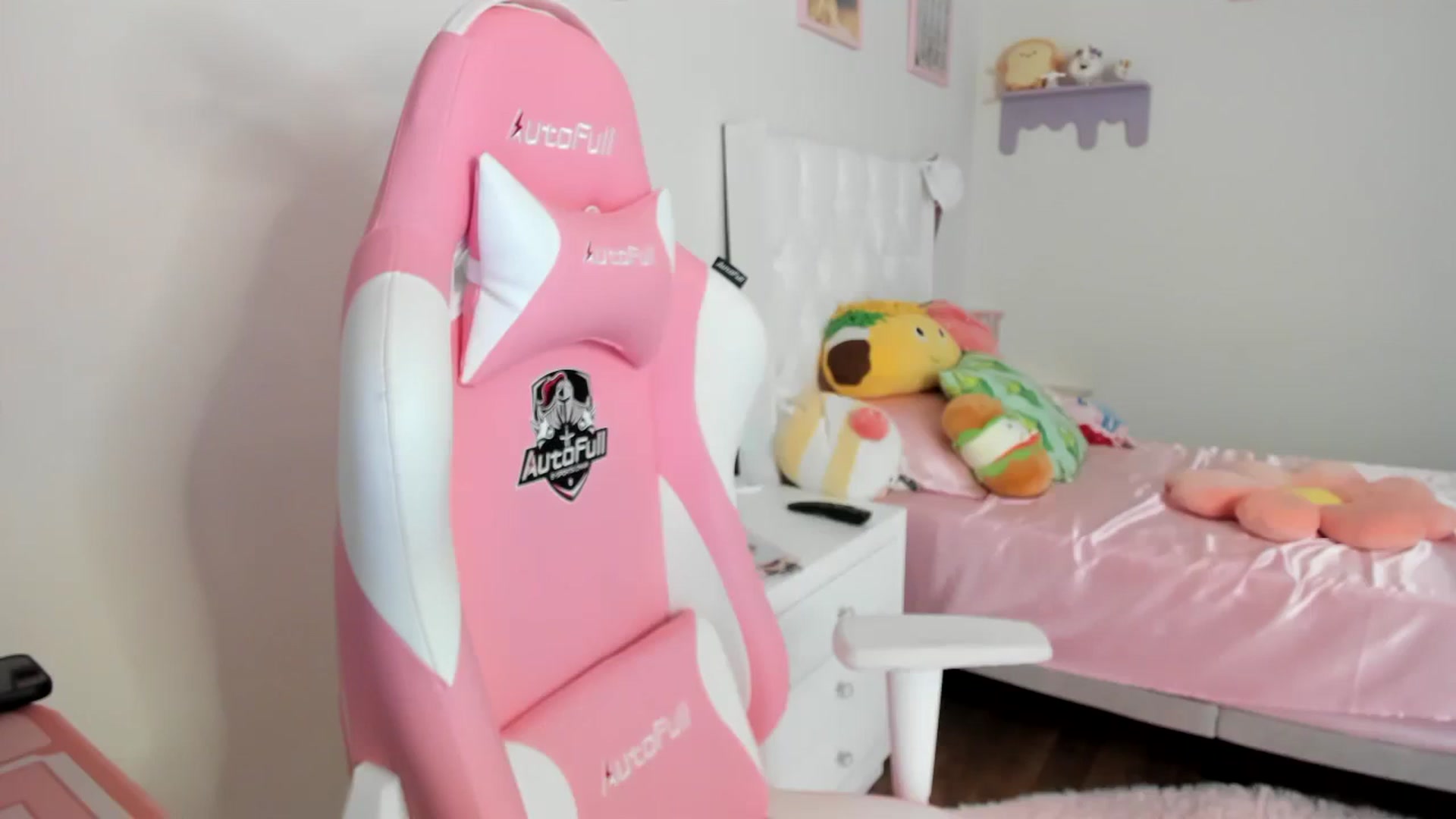 Gallery image thumbnail from Cherrycute666's myfreecams stream on, 08/10/2023, 23:05 image 18 of 20